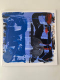 Peinture abstraite acrylique faite main sur mur blanc – ambiance intérieure élégante