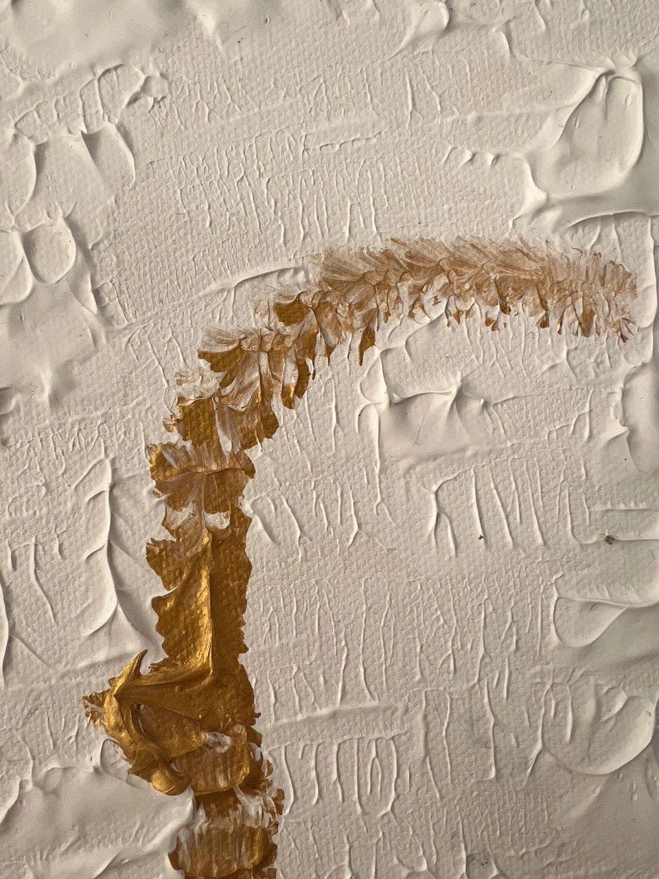 Œuvre abstraite moderne avec texture dorée, blanc et noir, pièce unique Biacha pour décoration murale design.