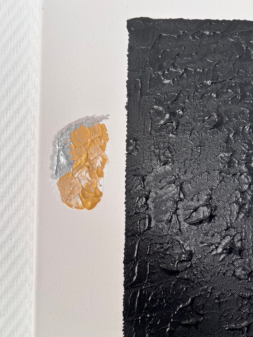Peinture abstraite en relief mêlant or, blanc et noir, création artistique Biacha pour ambiance intérieure raffinée.