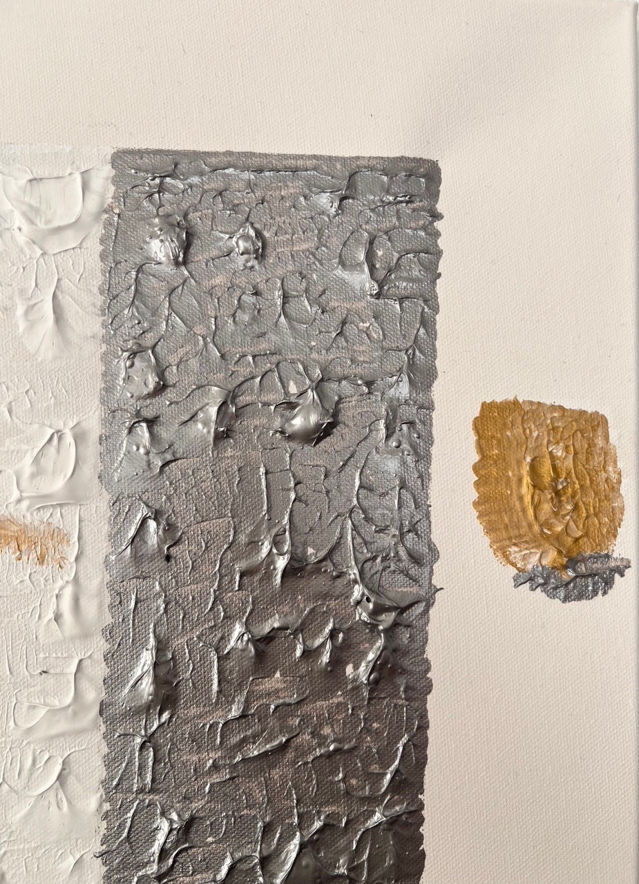 Peinture contemporaine en relief aux tons blanc noir et or, création Biacha idéale pour un intérieur moderne.