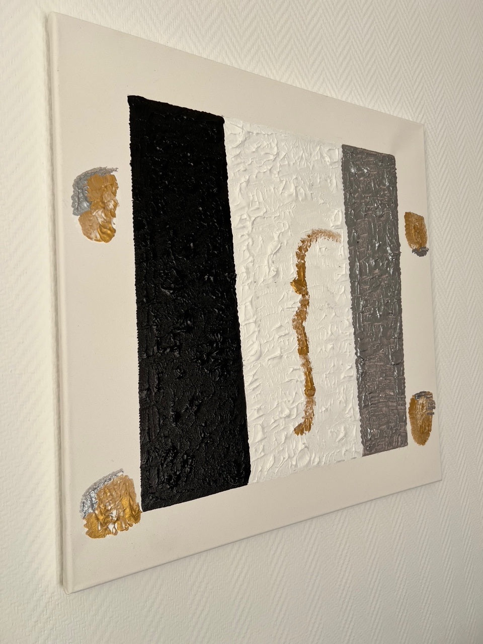 tableau moderne relief  nique travail à la spatule  couleur blanc, noir et gris. Tableau unique  artiste peintre Biacha 