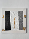 Tableau abstrait moderne en relief blanc noir et or, œuvre contemporaine Biacha pour décoration murale élégante.