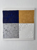 Tableau abstrait quadrillage bleu or argent blanc en relief vue de face Biacha