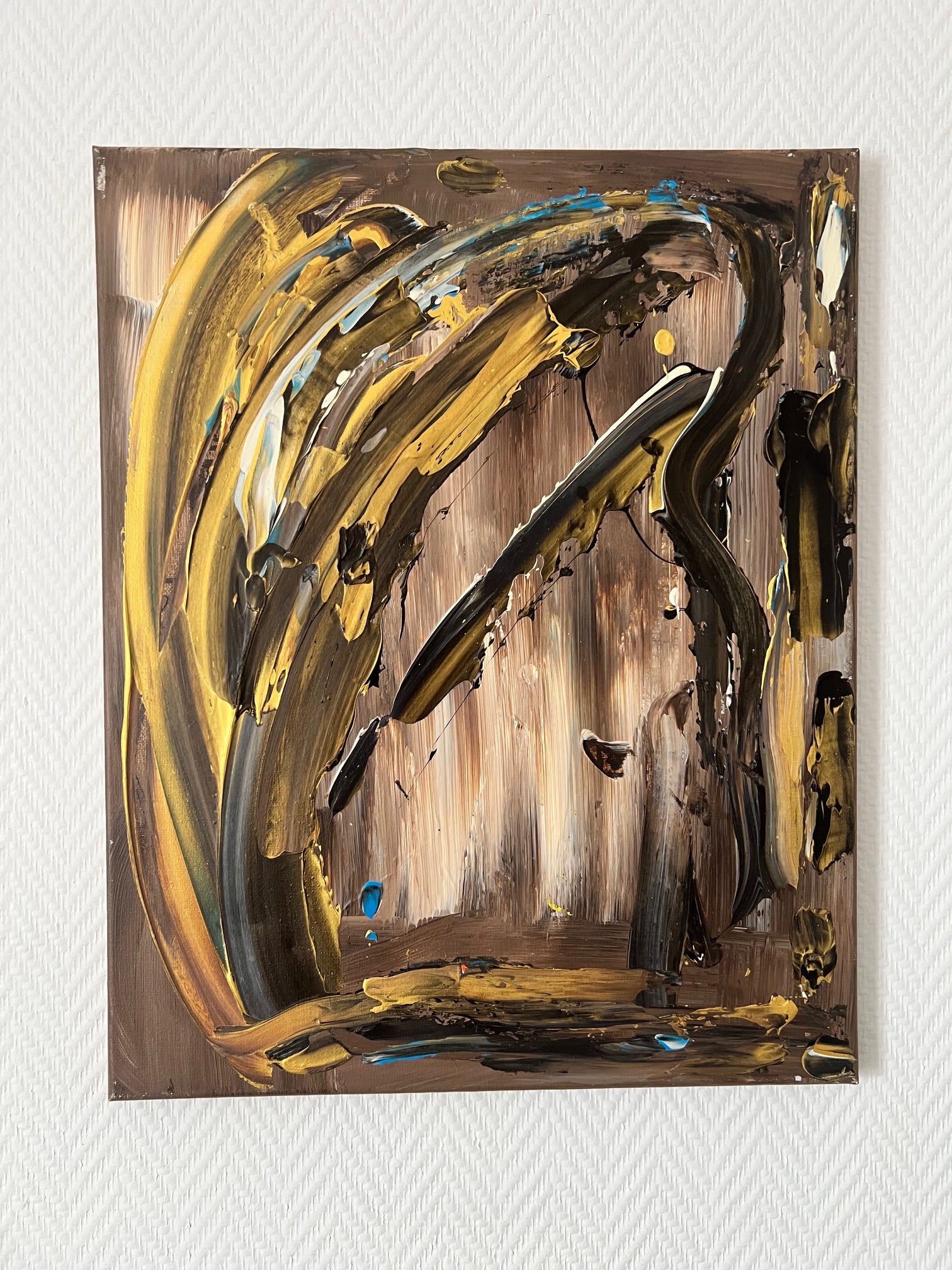 Tableau abstrait marron, noir et or peint à la main, idéal pour une décoration murale de salon contemporain.