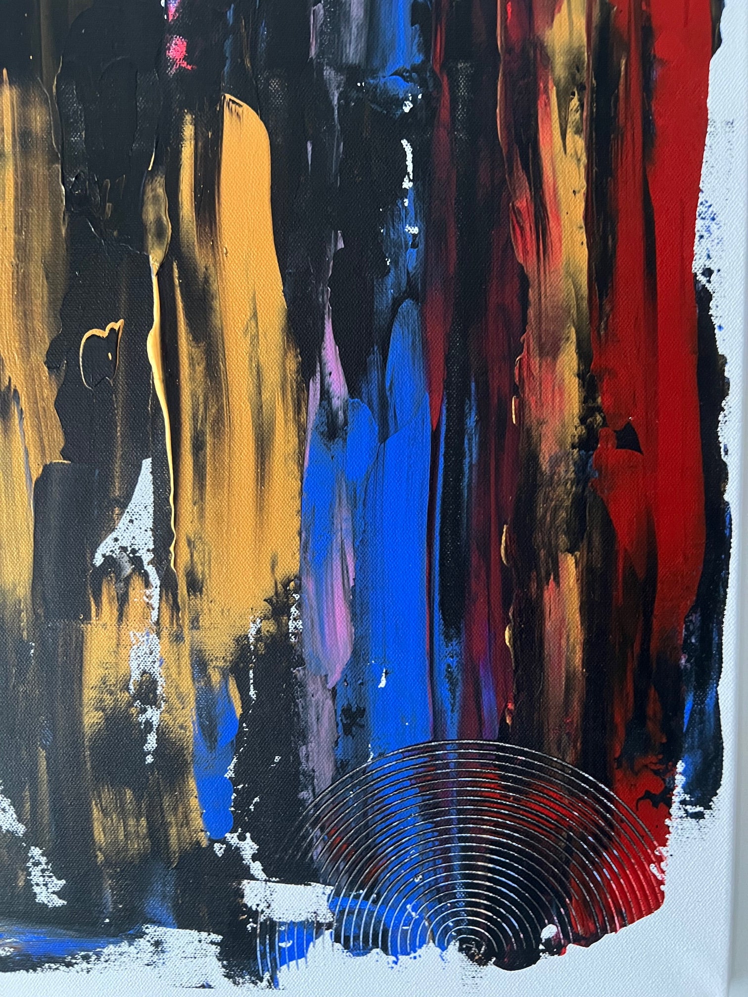 Art mural abstrait avec mélange de bleu, or et noir, peinture en lissage fluide, style moderne pour intérieur élégant.