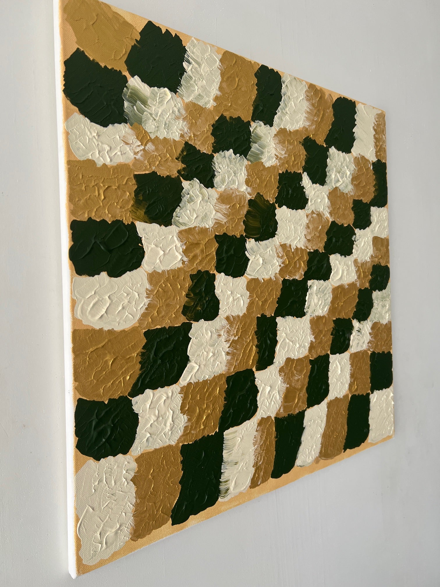 Art mural inspiré du jeu d’échecs, tableau abstrait vert et blanc fait main, création moderne et géométrique signée Biacha.