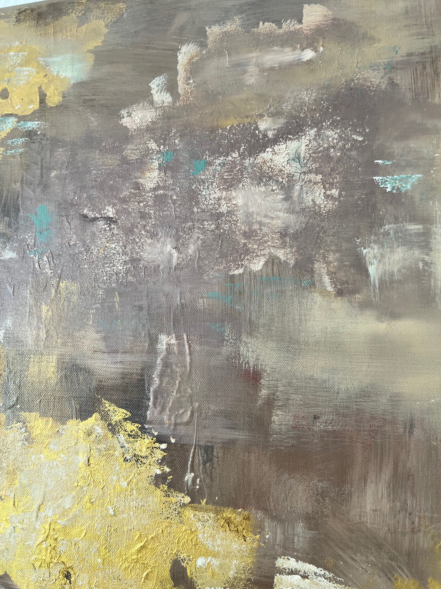 Décoration murale contemporaine avec un tableau abstrait aux teintes or, beige et taupe, offrant une atmosphère élégante et lumineuse.