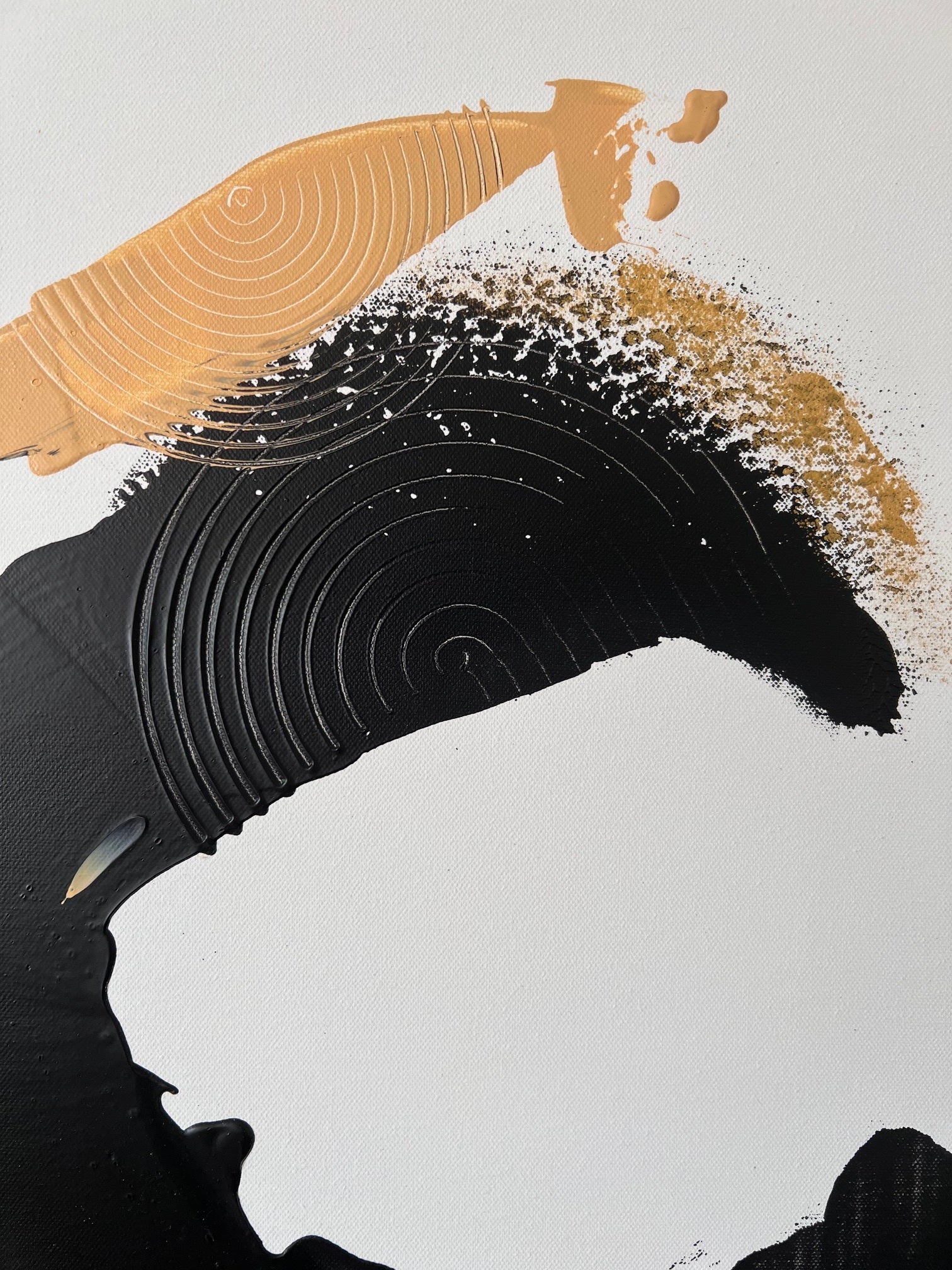 Détail peinture dorée et noir  texture brillante sur tableau abstrait moderne Biacha