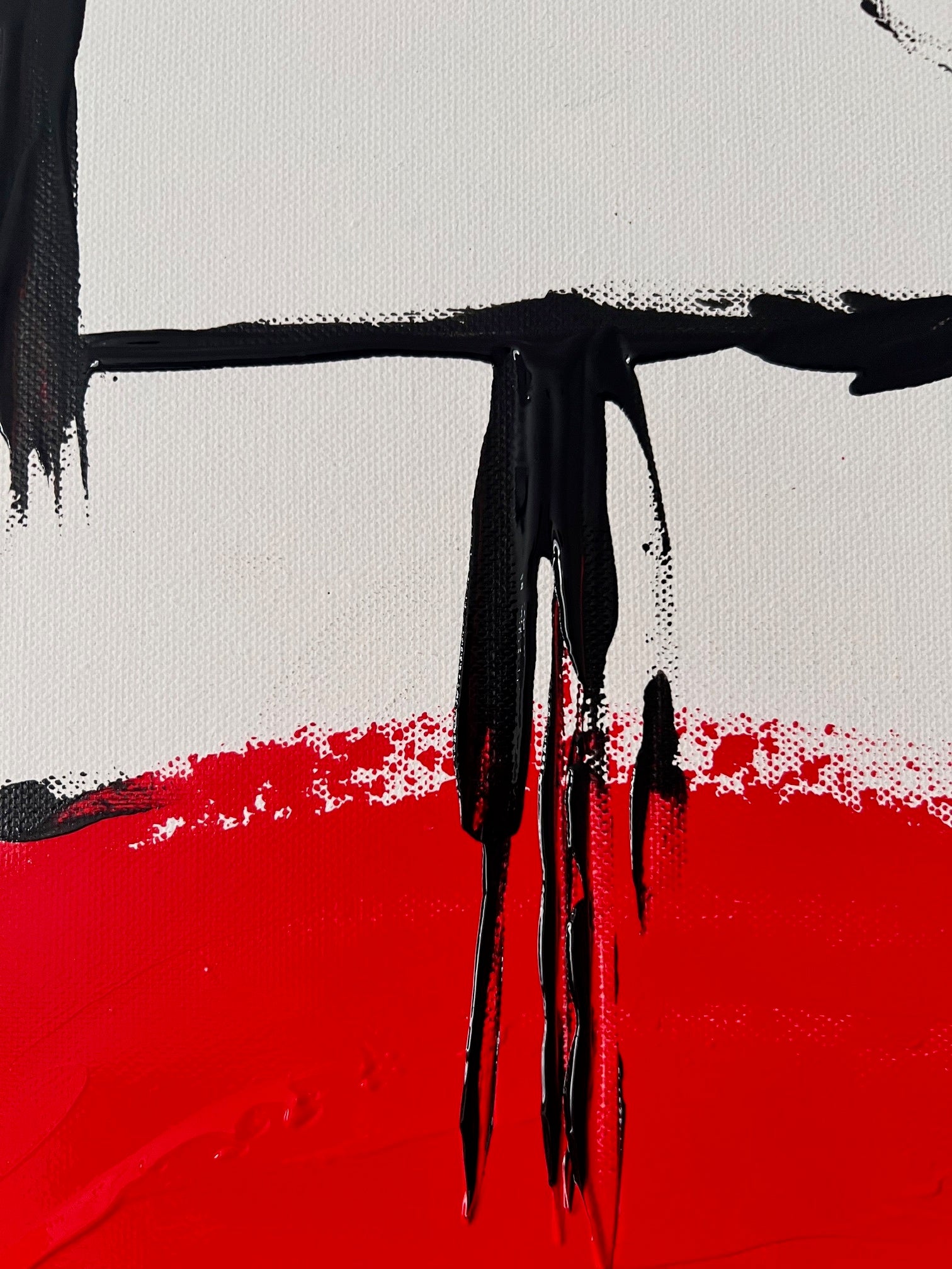 détail relief rouge intense tableau abstrait 60x60 moderne noir et or
