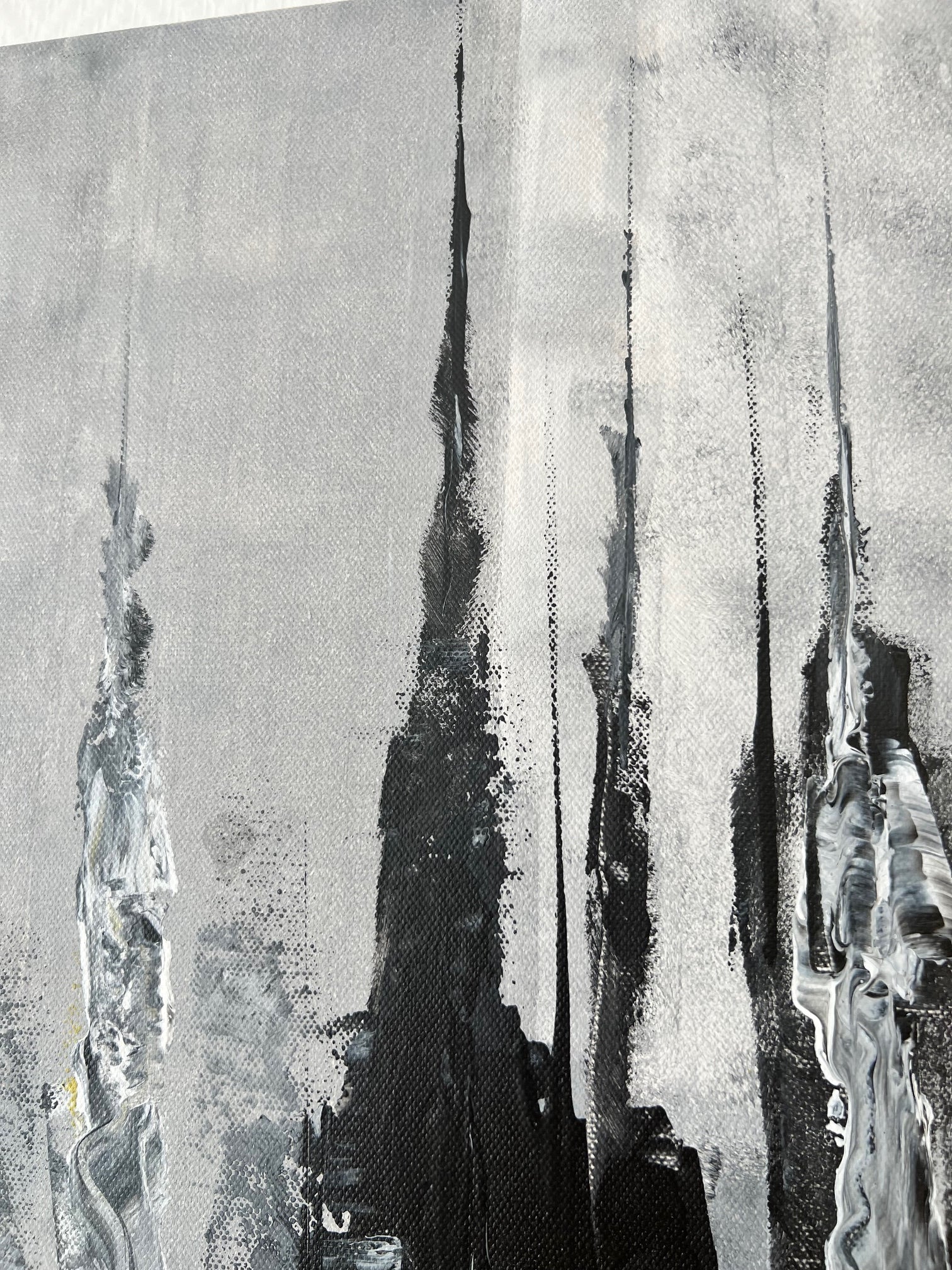 Idée décoration pour salon moderne avec un tableau abstrait aux formes géométriques et aux couleurs gris, noir et jaune, réalisé sur toile coton.