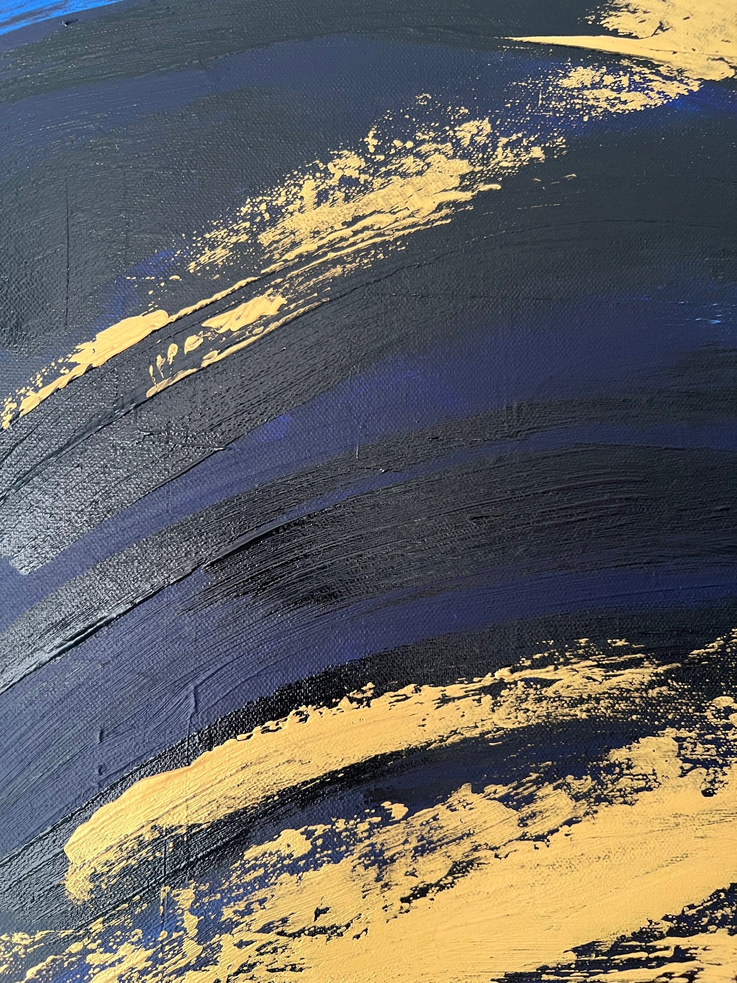 Peinture abstraite bleu foncé et or sur fond sombre, création en relief léger, œuvre artistique moderne Biacha.