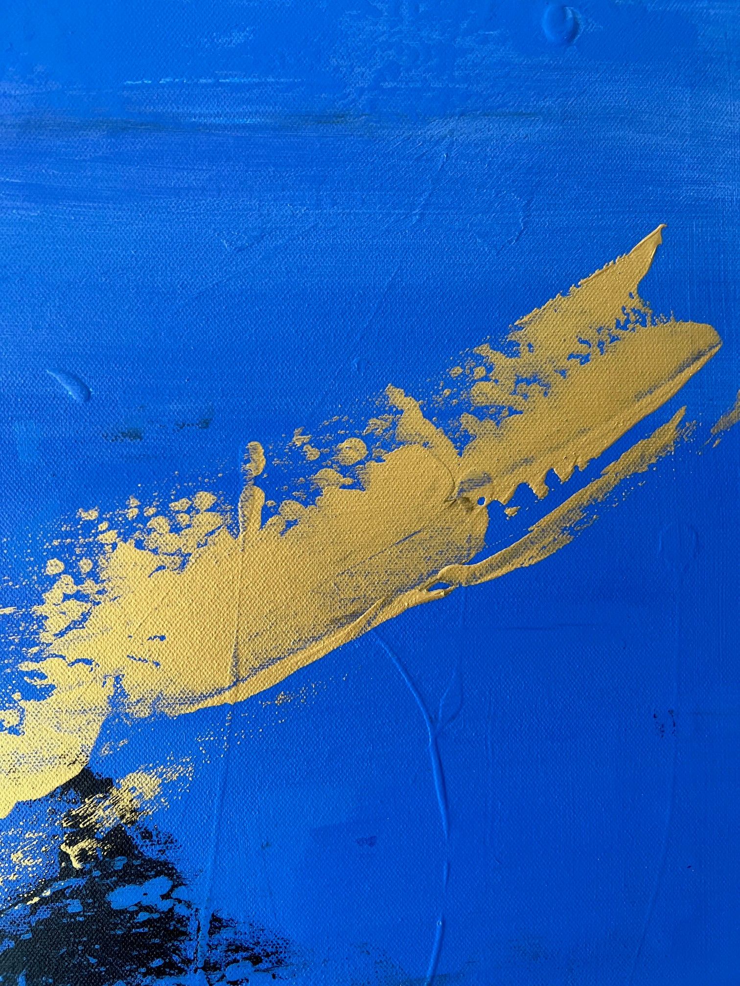 Peinture abstraite dorée avec nuances de bleu et noir, composition moderne et équilibrée pour une déco chic et contemporaine.