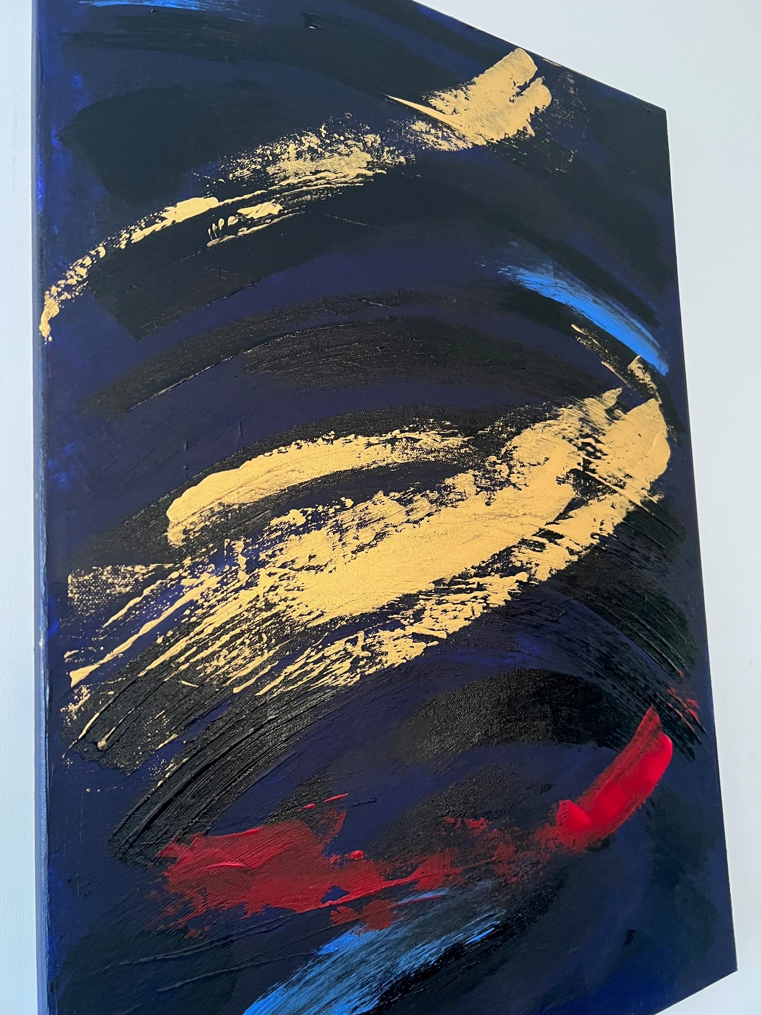 Peinture abstraite moderne bleu et or, relief subtil et mouvements expressifs, œuvre contemporaine signée Biacha.