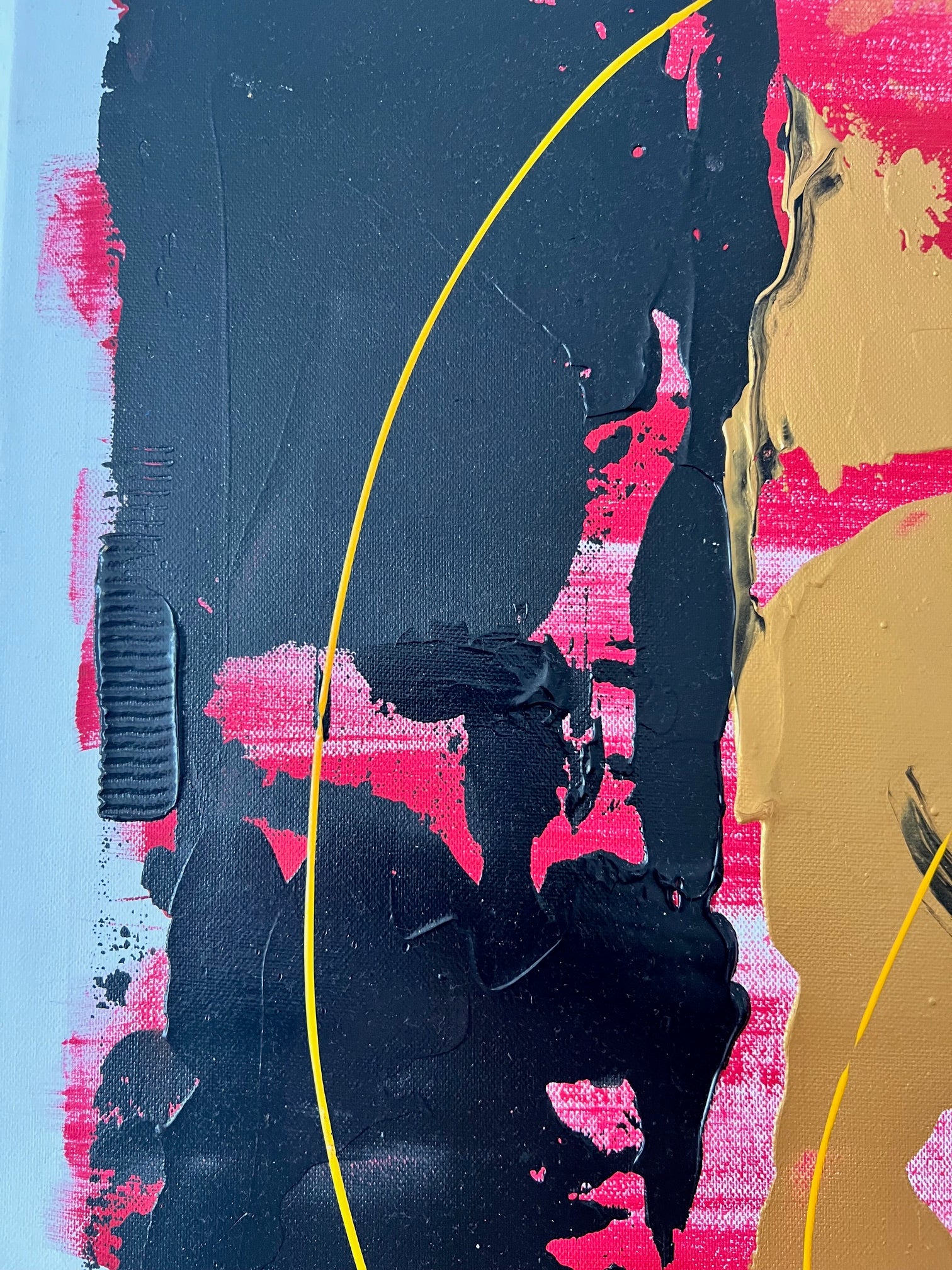 Peinture abstraite faite main aux dominantes noir, rouge et or, inspirée de l'art contemporain pour une décoration murale moderne.