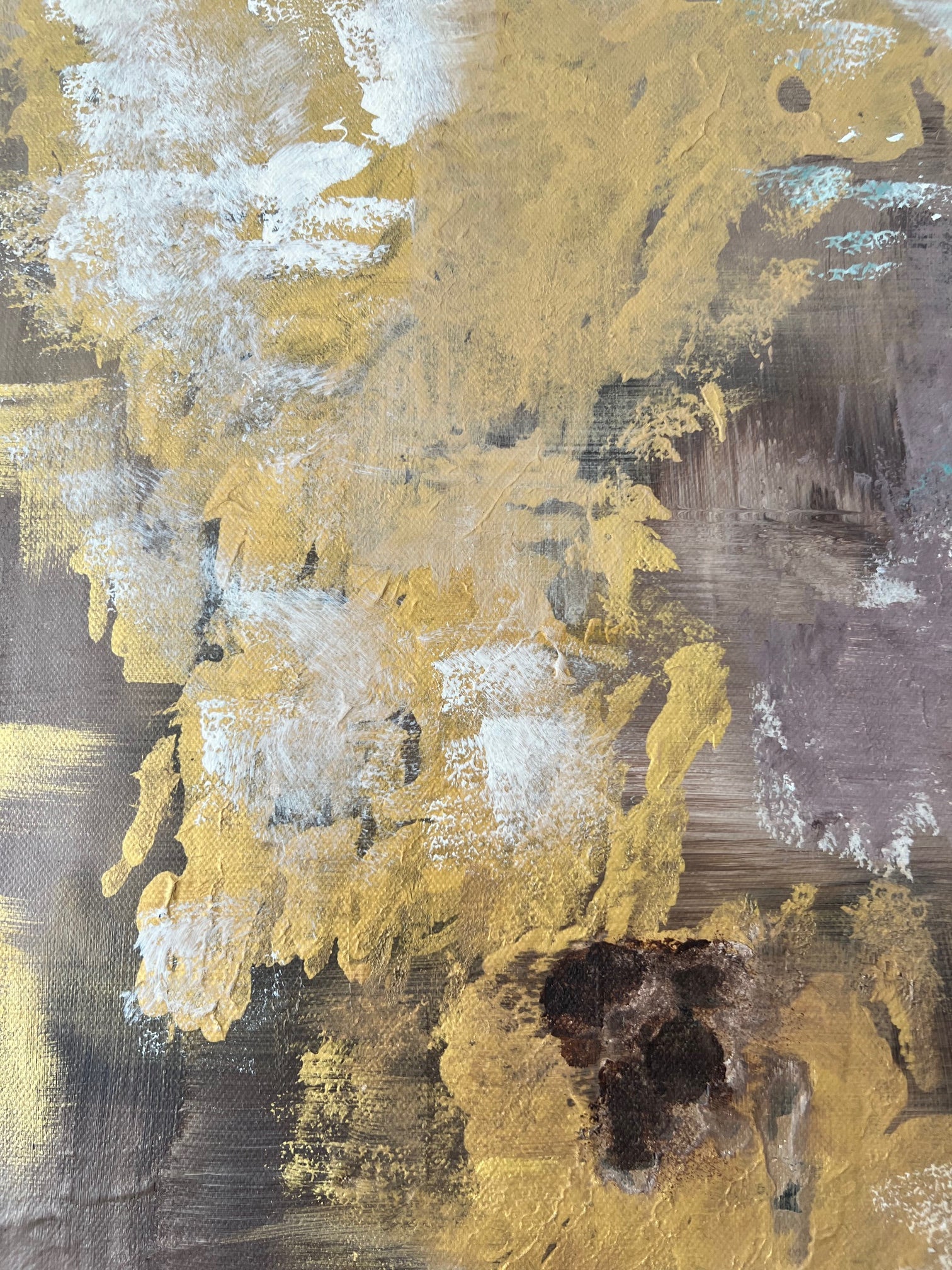 Peinture acrylique abstraite aux tons or, beige et brun, pensée pour mettre en valeur un espace de vie contemporain avec une décoration harmonieuse.
