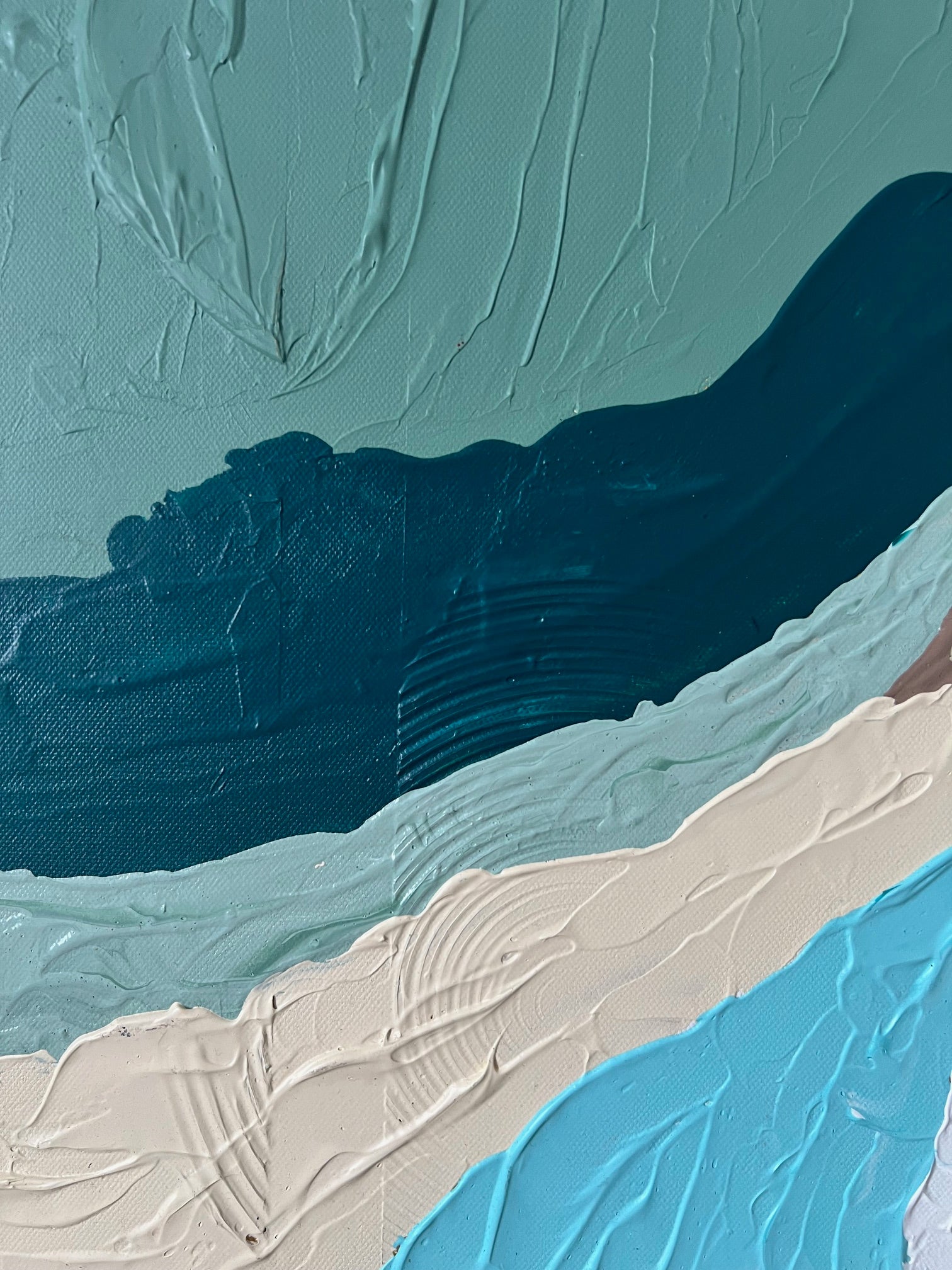 Peinture abstraite faite main, effets de matière généreux et palette vert sauge, beige, vert sapin pour une décoration contemporaine.