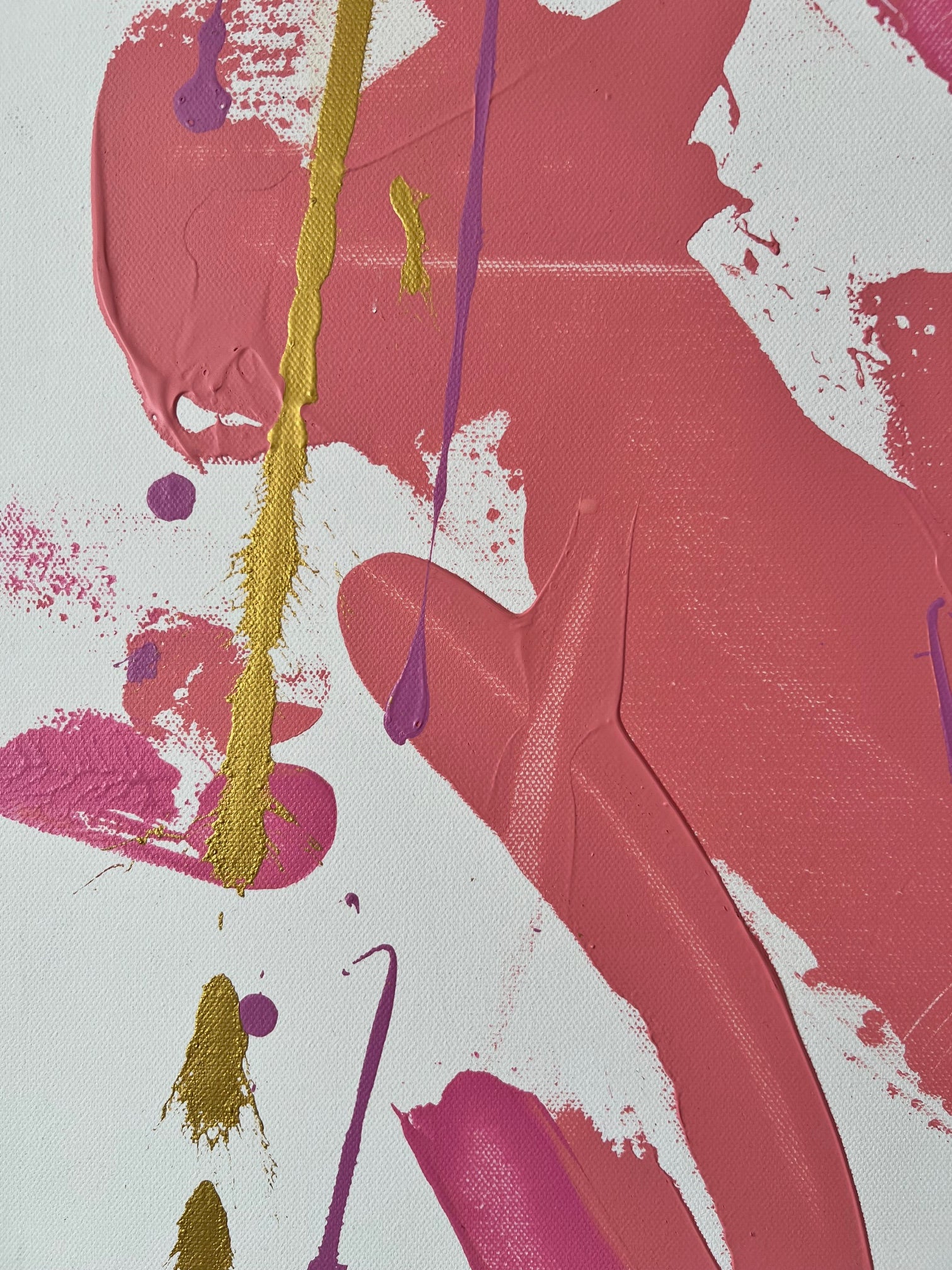 Peinture abstraite faite main aux dominantes rose, blanc et or, parfaite pour une décoration contemporaine pleine de douceur.