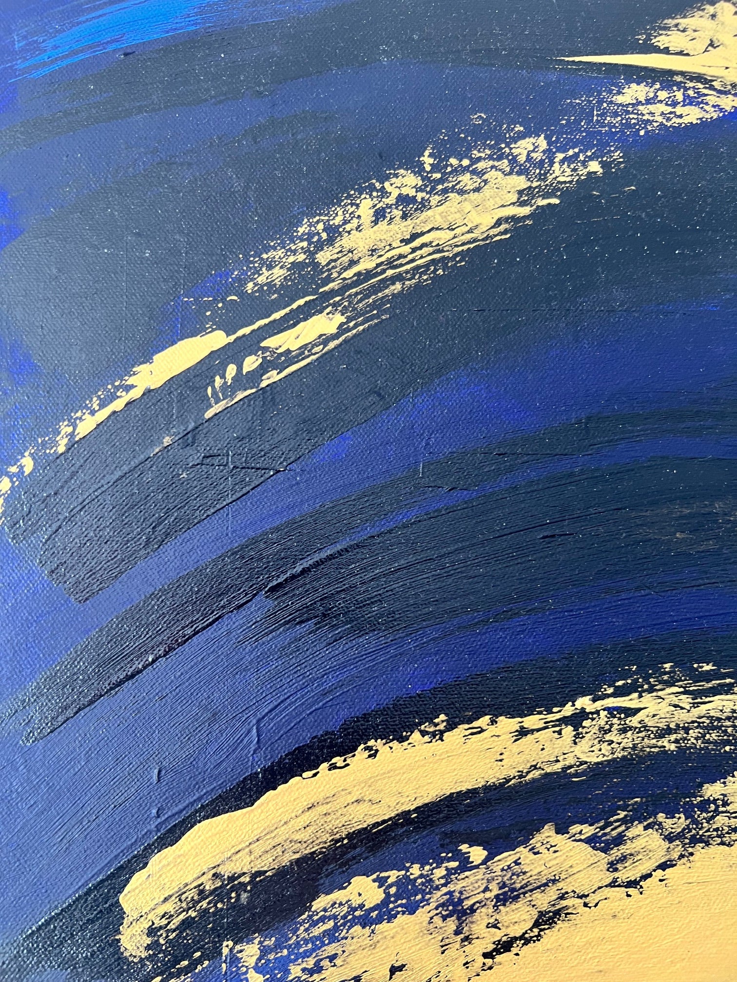 Peinture abstraite faite main aux dominantes noir, bleu et or, inspirée de l'art contemporain pour une décoration murale moderne.