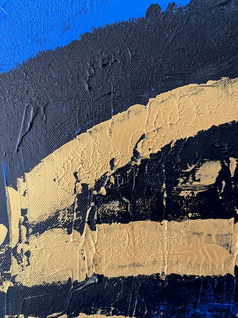 Peinture déco murale bleu et or, œuvre abstraite contemporaine, création faite main par Biacha pour une déco haut de gamme.