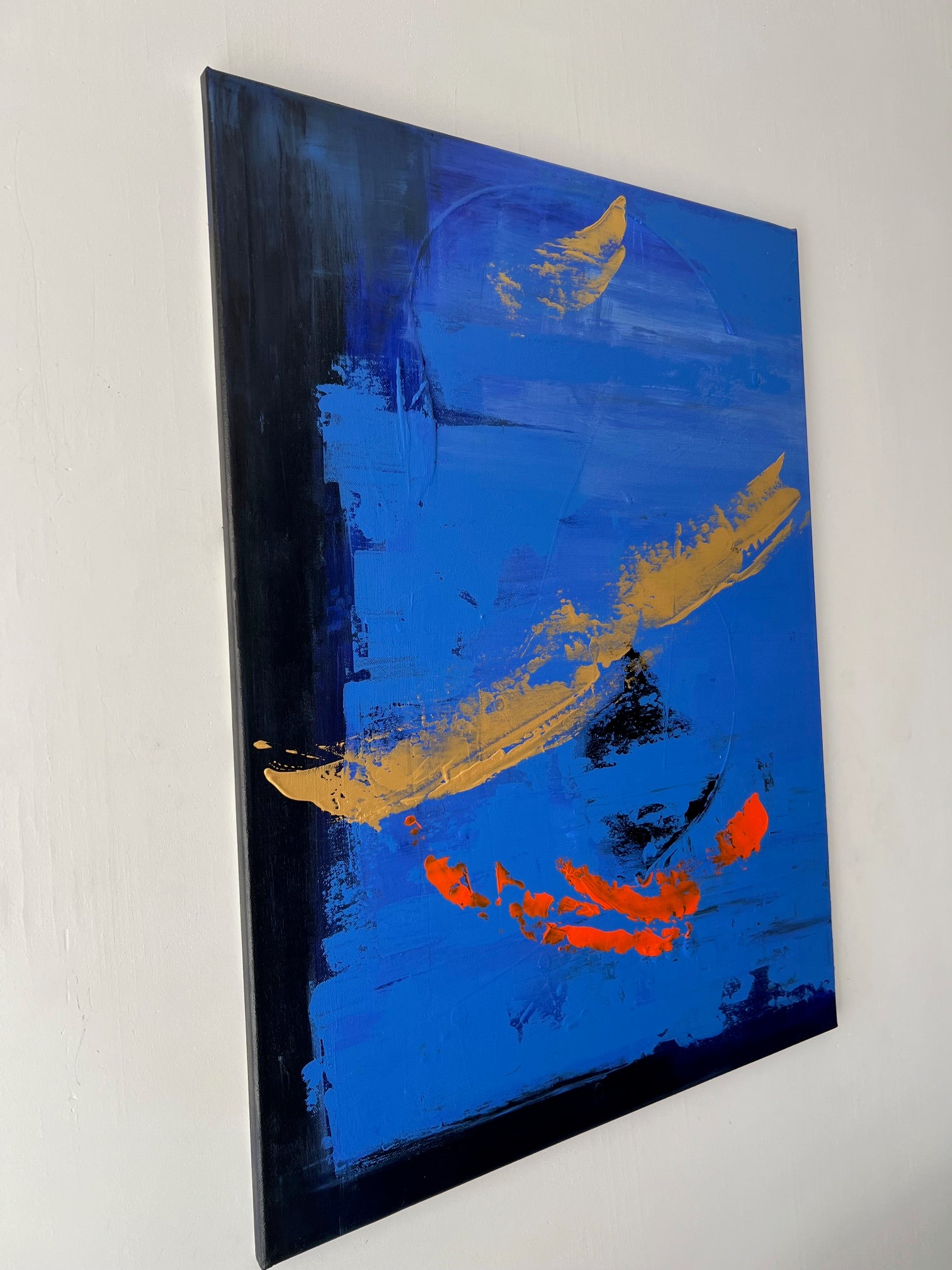 Tableau abstrait bleu, noir et orange avec touches dorées, peinture moderne en léger relief faite main, création Biacha.