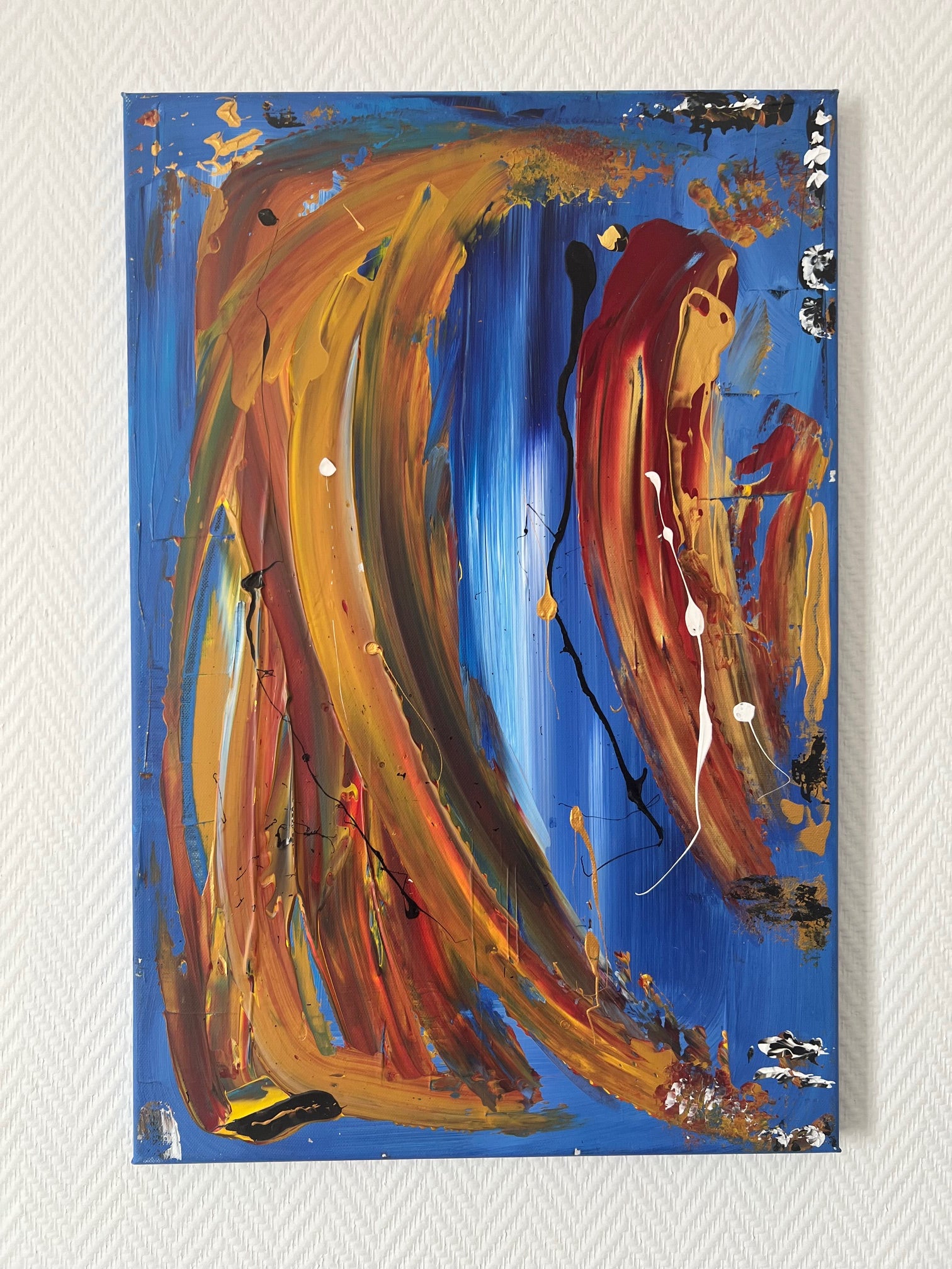 Tableau abstrait bleu, orange et noir peint à la main, parfait pour une décoration murale de salon contemporain.