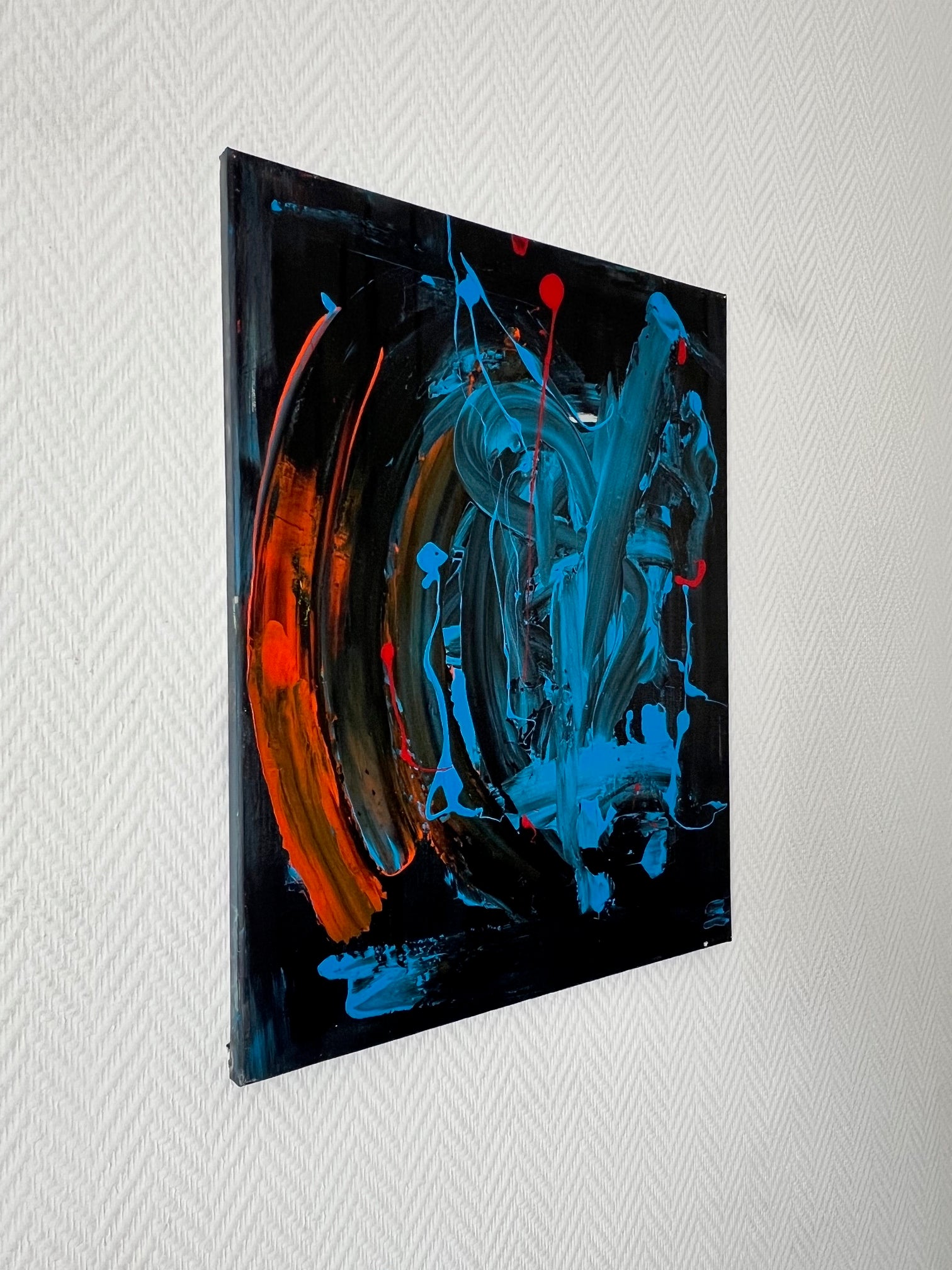 Peinture abstraite bleu, orange et noir avec relief et gestes graphiques, parfaite pour un intérieur contemporain.