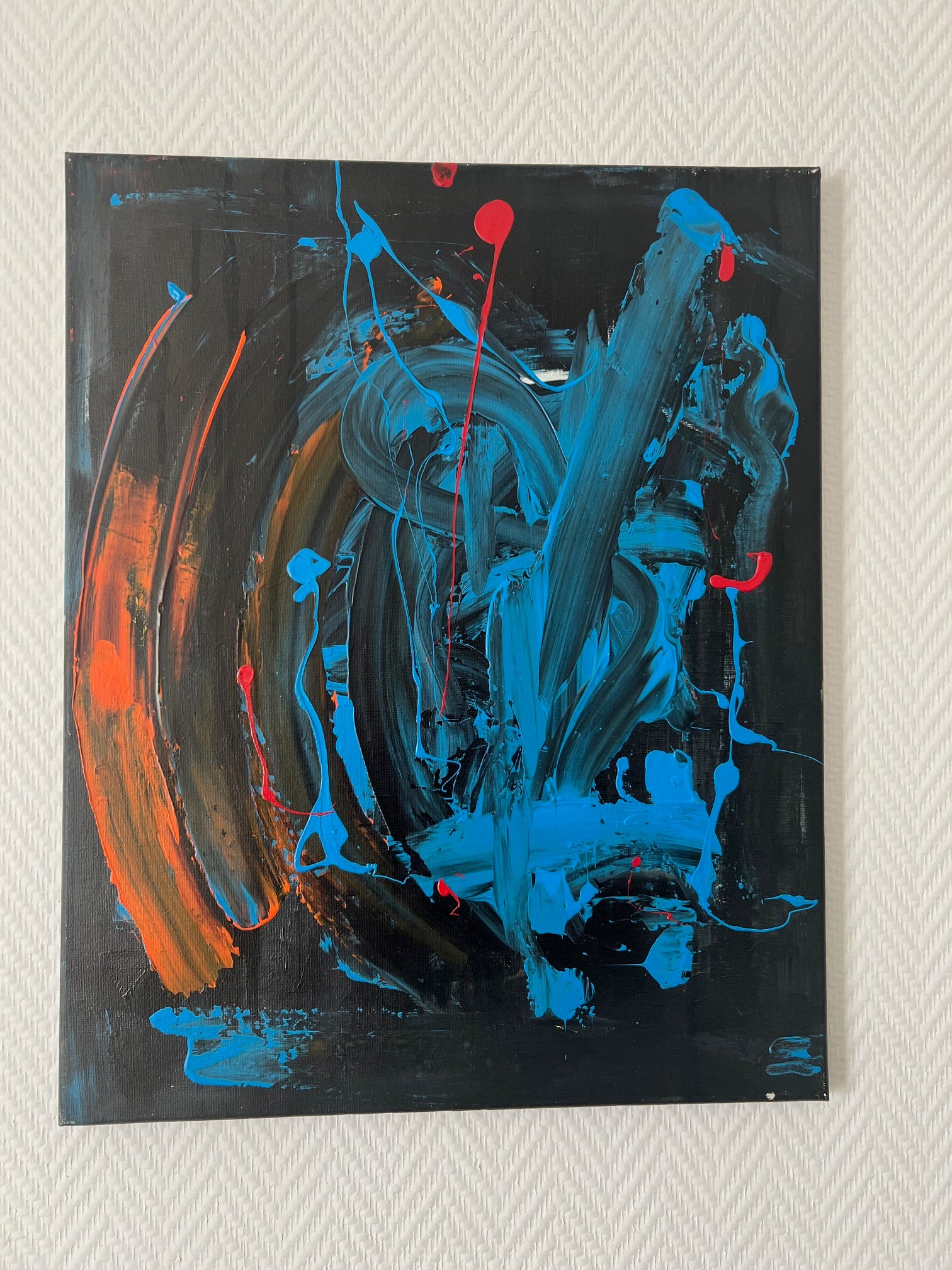 Tableau abstrait bleu, noir et orange peint à la main, œuvre contemporaine idéale pour une décoration murale moderne.