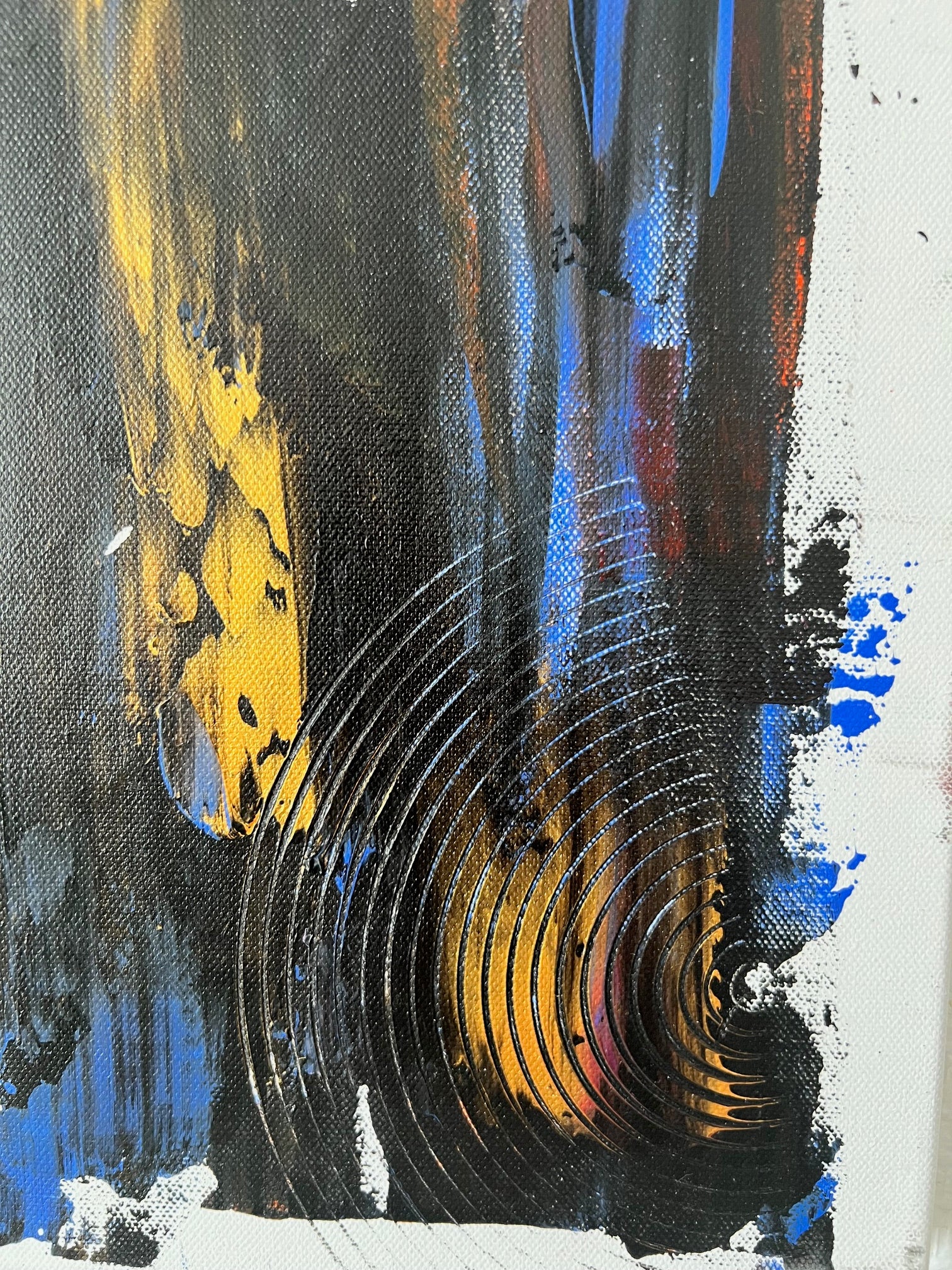 Œuvre abstraite réalisée sur toile coton, associant noir profond, bleu intense et touches dorées pour un intérieur raffiné.