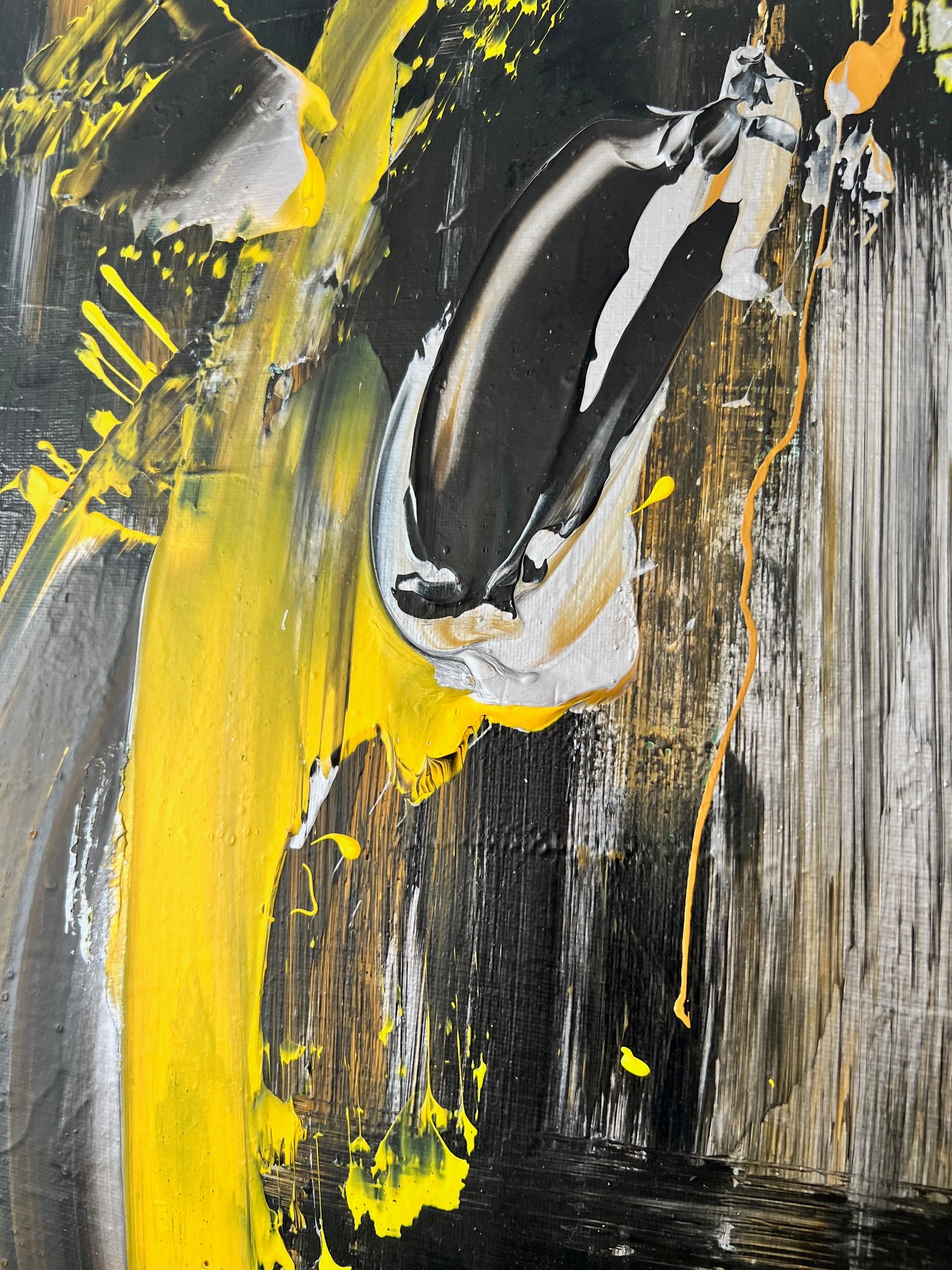 Peinture  abstraite réalisée sur toile coton, palette jaune, noir, gris et marron avec effets de matière graphiques.