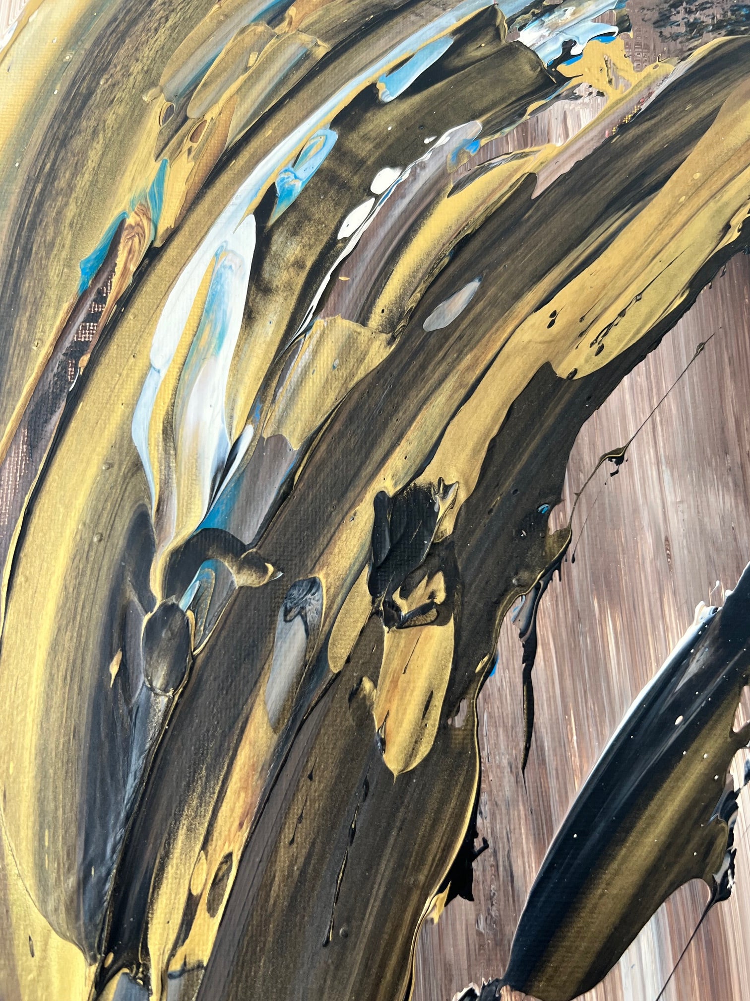 Œuvre abstraite réalisée sur toile coton, palette marron, noir et or avec composition en relief contemporain.