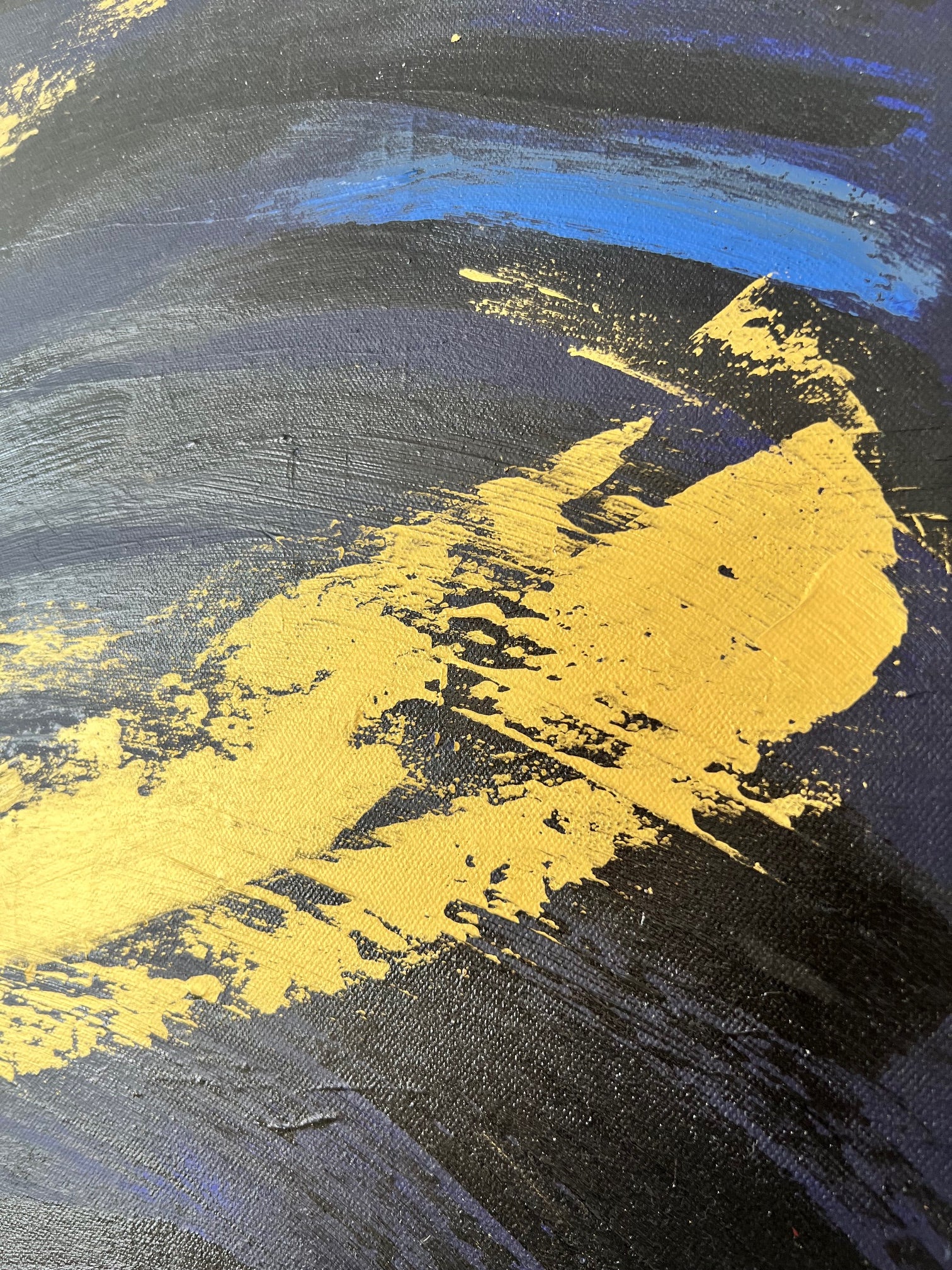 Œuvre abstraite réalisée sur toile coton, palette noir, bleu et or avec reliefs graphiques pour un intérieur contemporain.