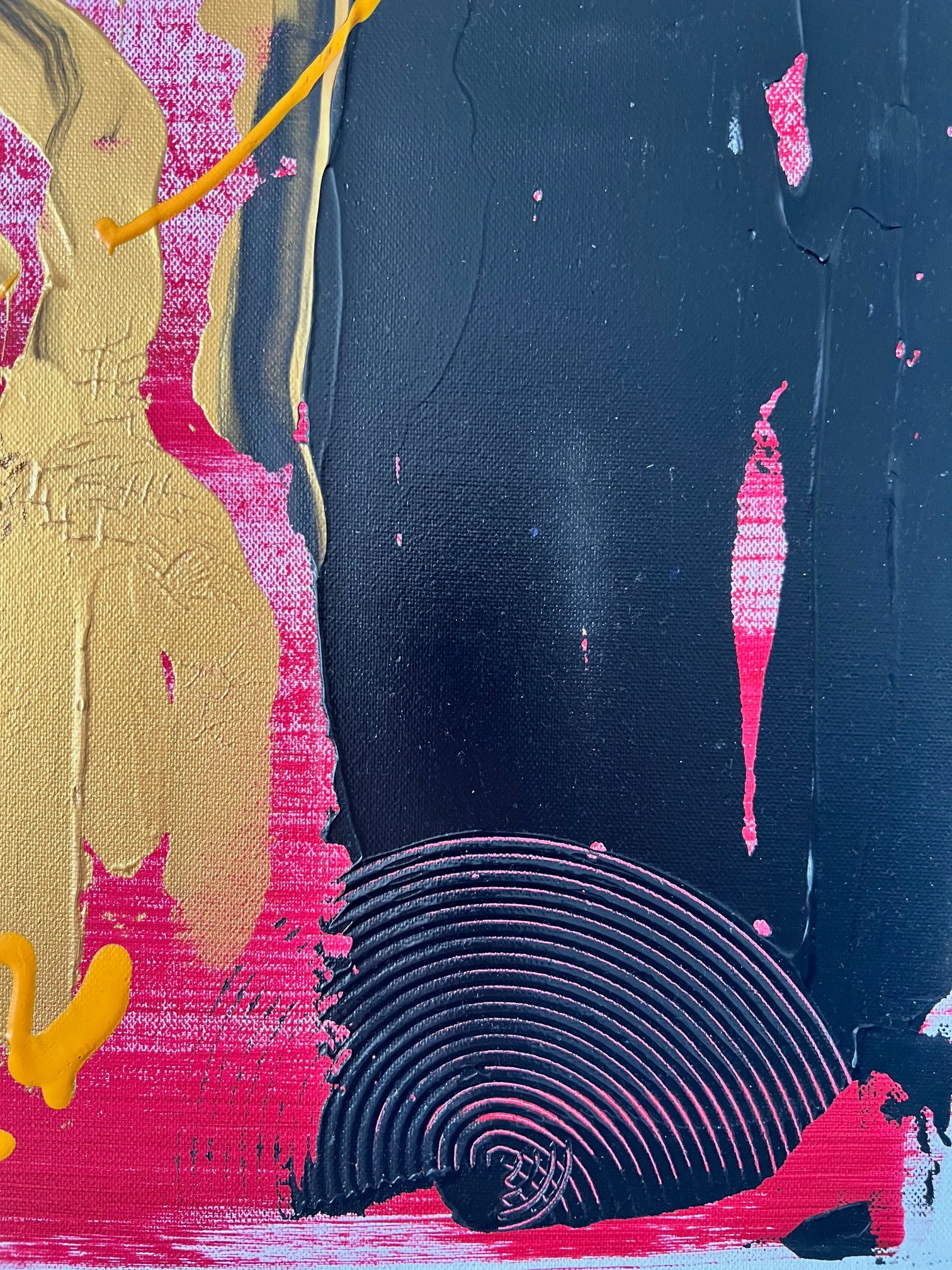 Œuvre abstraite réalisée sur toile coton, palette noir, rouge et or avec reliefs graphiques pour un intérieur contemporain.