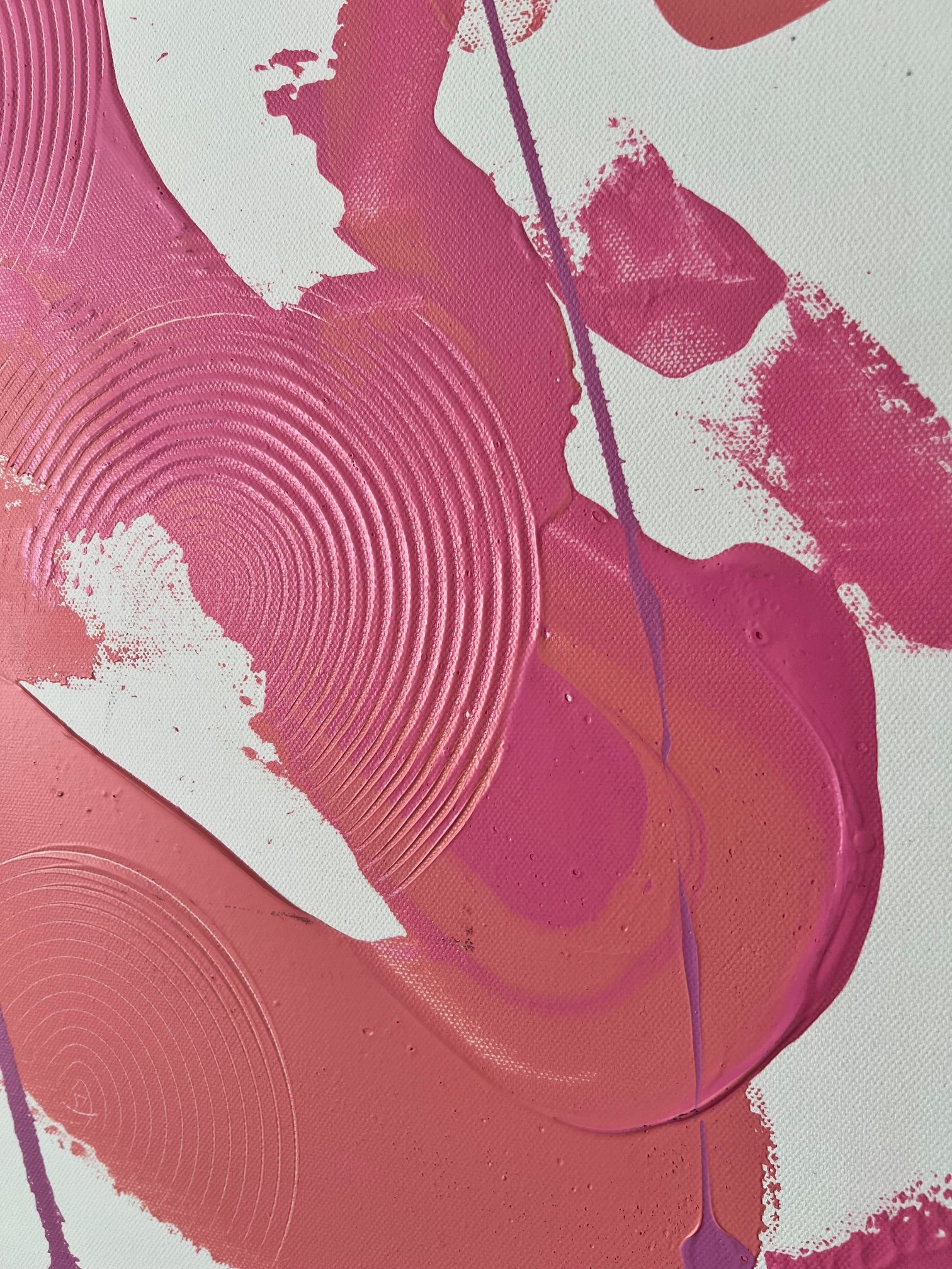 Œuvre abstraite réalisée sur toile coton, palette rose, blanc et or avec reliefs graphiques pour un intérieur contemporain.