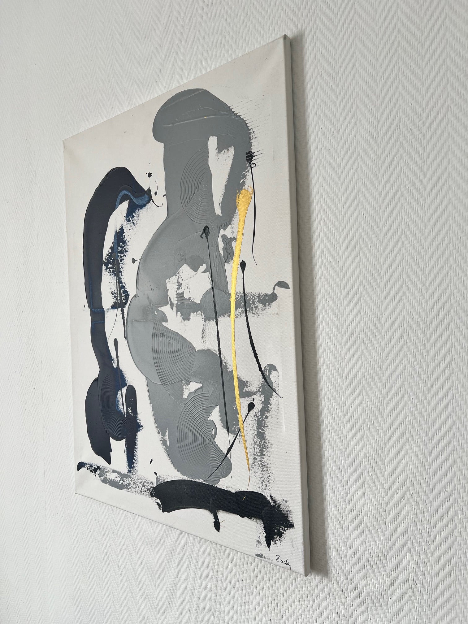 Tableau design abstrait associant bleu  profond, gris, blanc et détail or pour une décoration intérieure élégante.