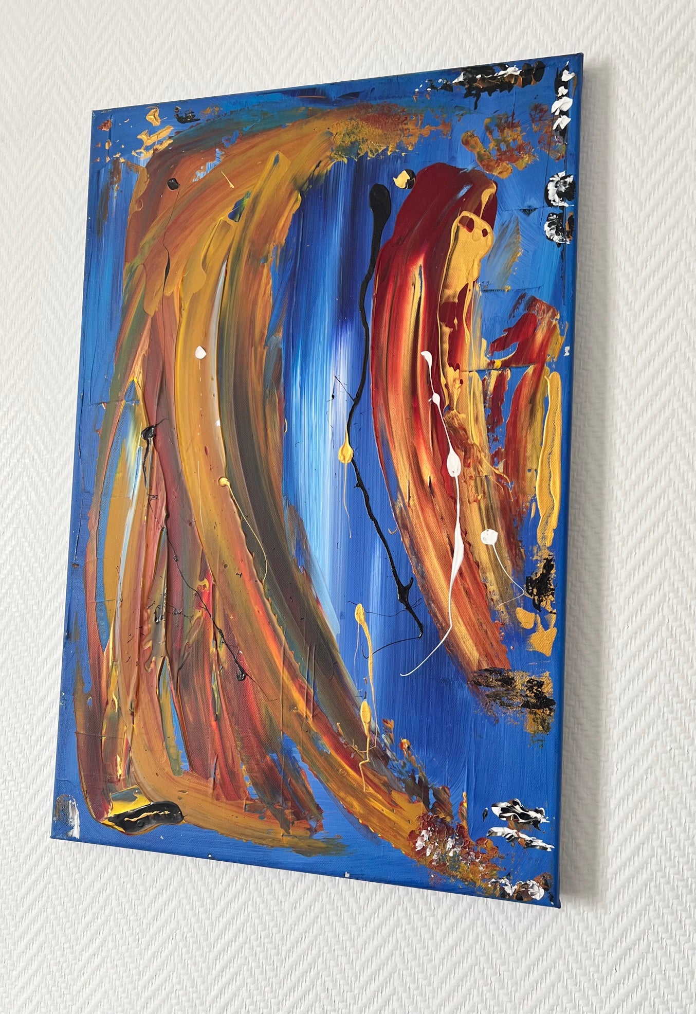 Tableau design abstrait associant bleu profond, orange et noir dans une composition contemporaine pleine de dynamisme.