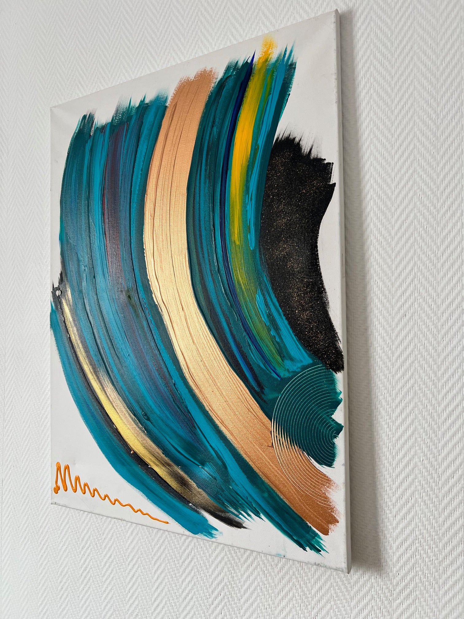 Tableau design abstrait mêlant bleu turquoise, cuivre, noir et touches jaunes pour une décoration intérieure contemporaine.
