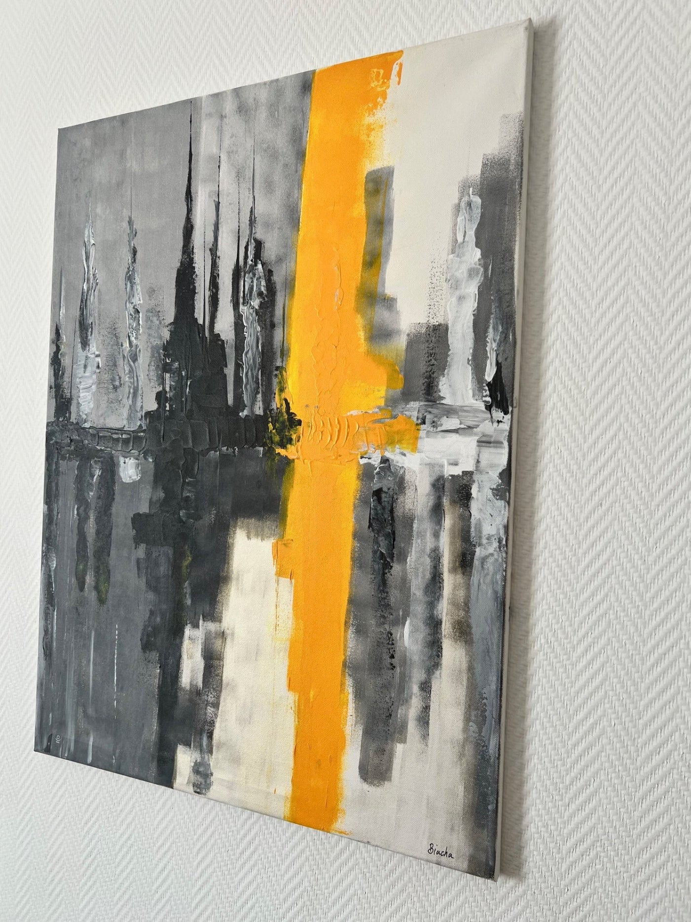 Création graphique contemporaine mêlant le gris, le noir et le jaune avec un travail de matière discret, idéale pour un intérieur design.