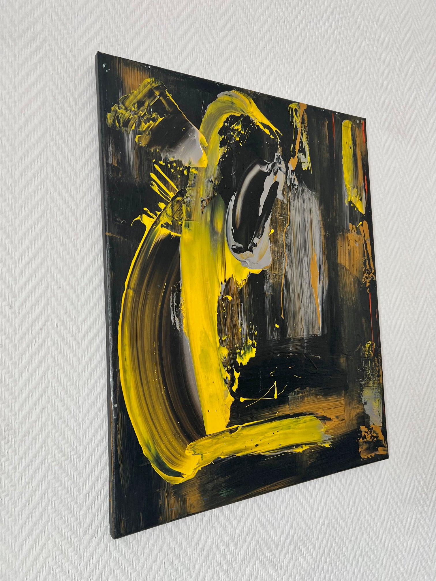 Tableau design abstrait associant jaune intense, noir profond, marron et gris dans une composition contemporaine.