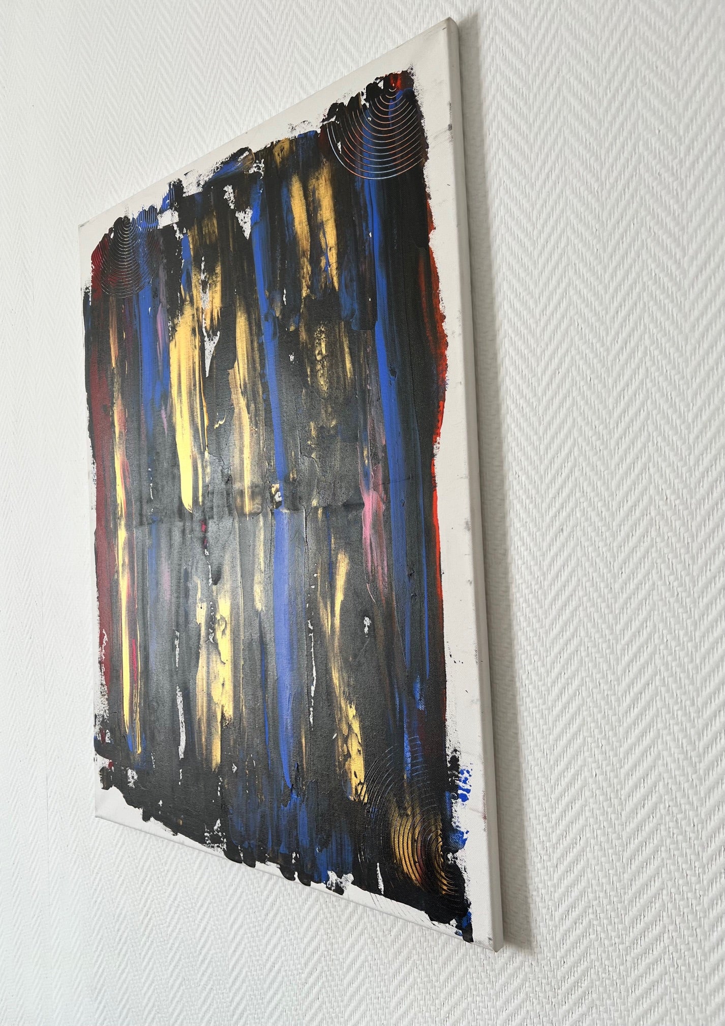 Tableau design abstrait aux contrastes noir, bleu et or, création graphique destinée à une décoration intérieure moderne.