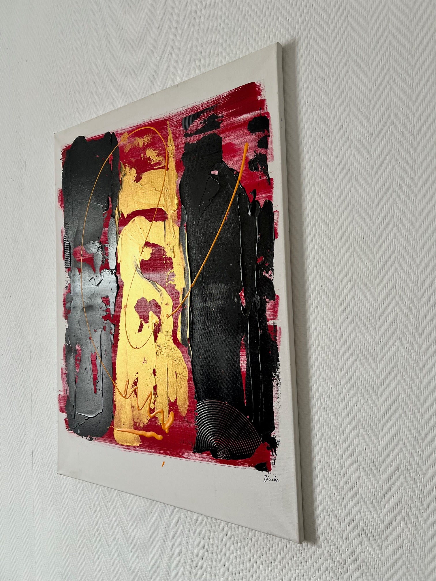 Tableau design abstrait mêlant noir profond, rouge intense et touches dorées pour créer une décoration intérieure élégante.