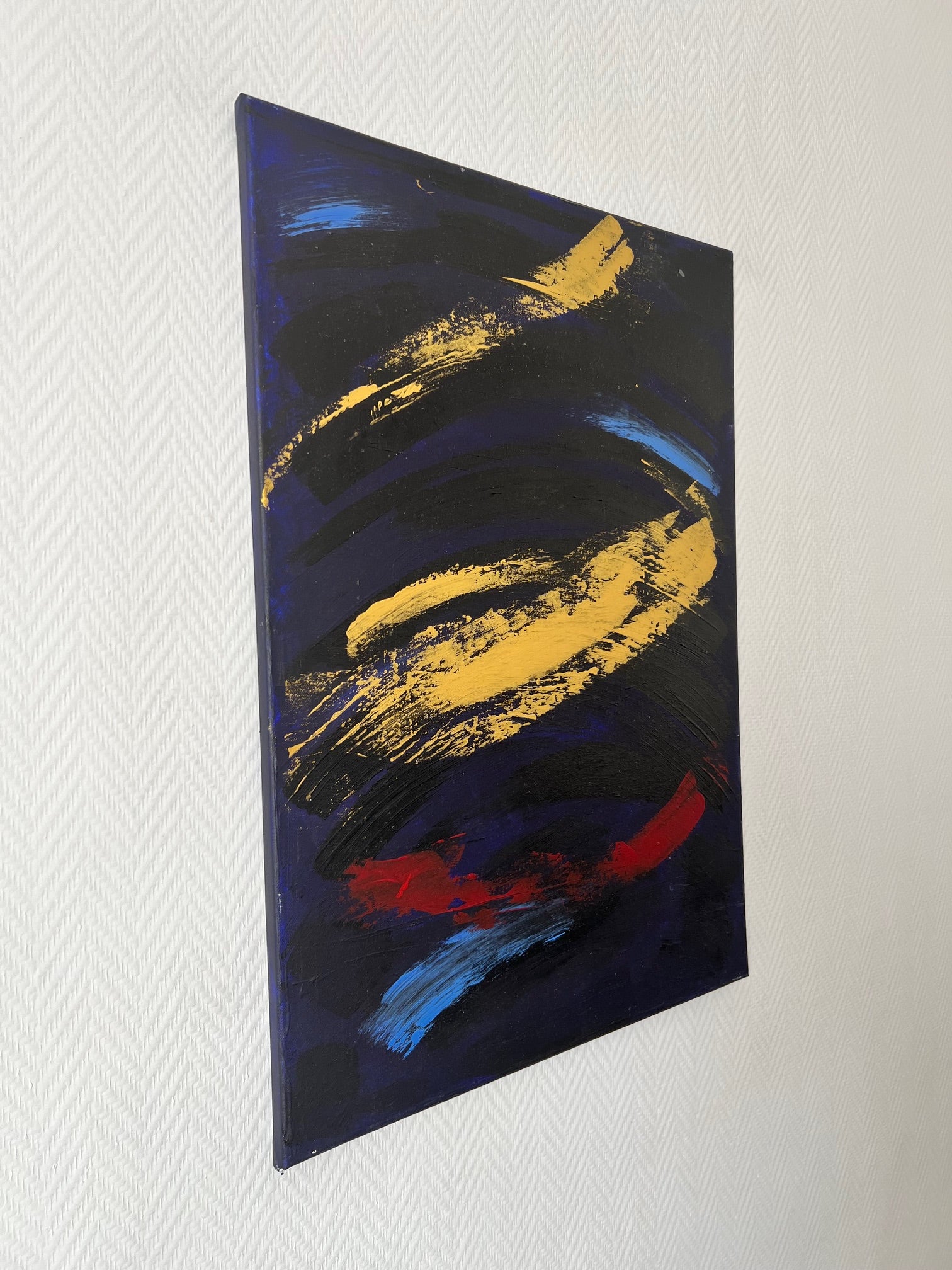 Tableau design abstrait mêlant noir profond, rouge intense et touches dorées pour créer une décoration intérieure élégante.