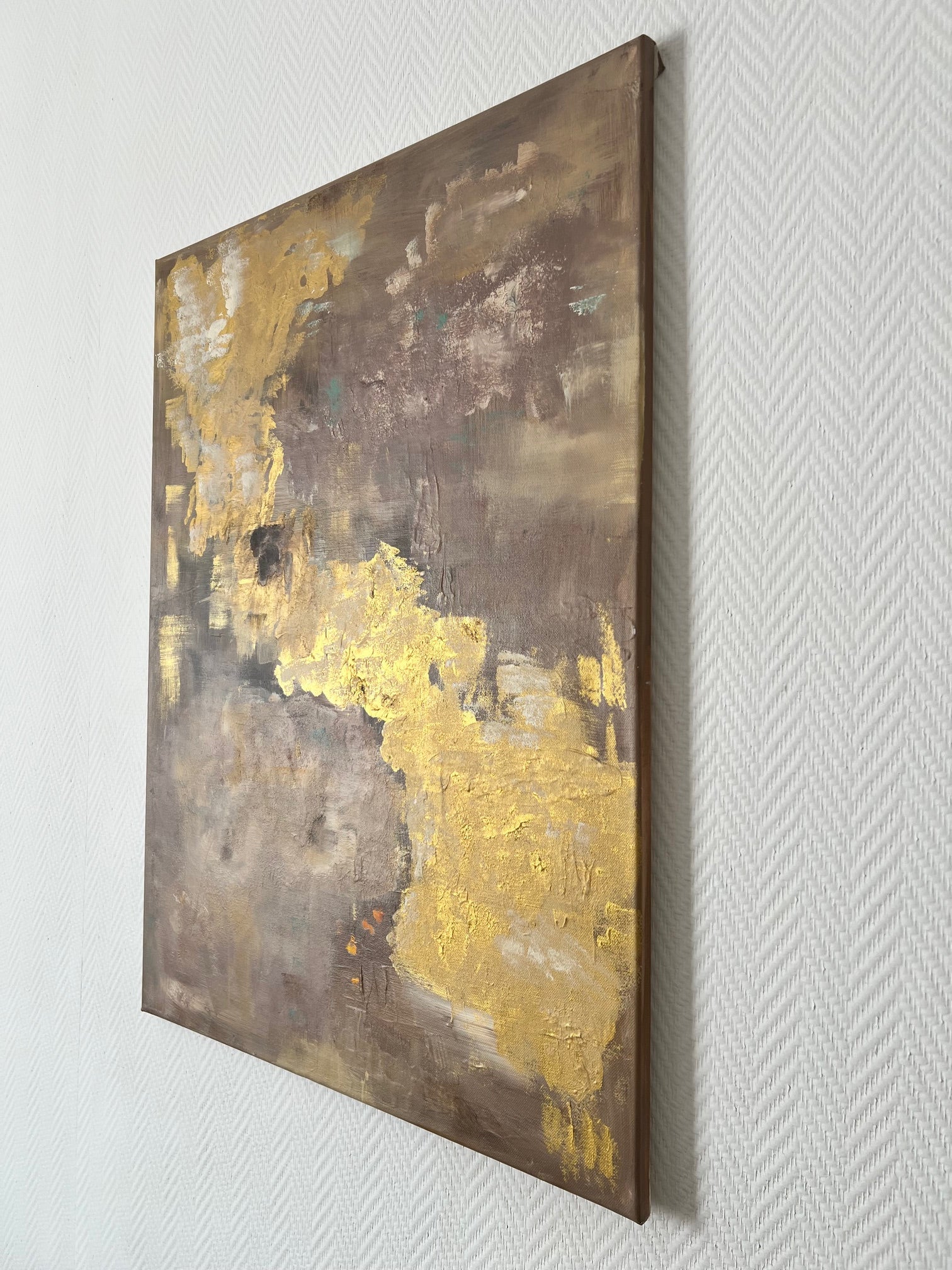 Création graphique contemporaine mêlant des effets de matière et une palette or, beige et taupe pour une décoration intérieure raffinée.