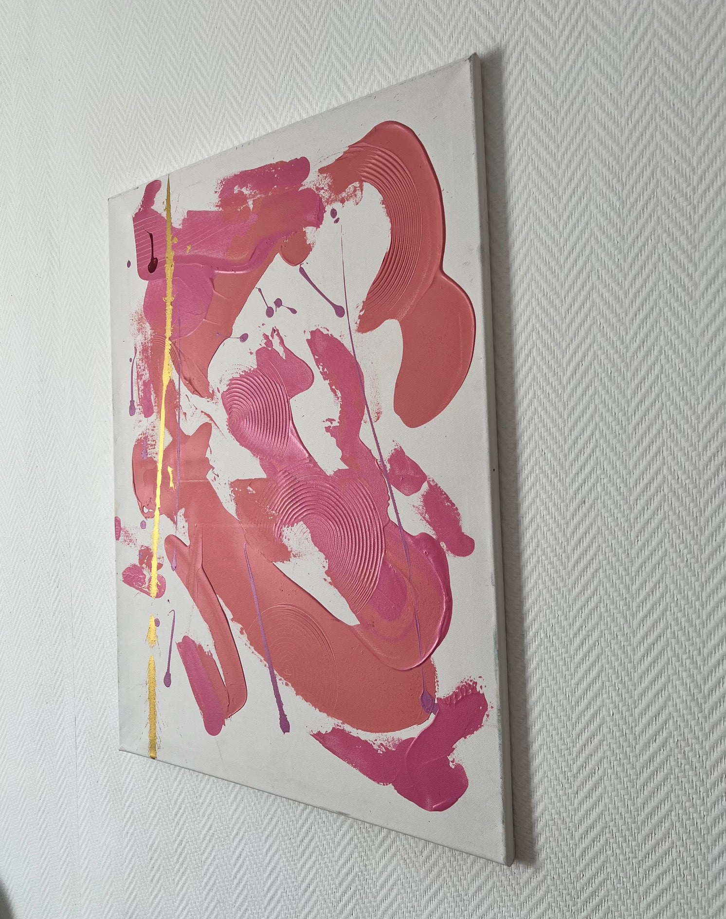 Tableau design abstrait mêlant rose poudré, fuchsia, blanc et détails dorés pour créer une ambiance moderne et élégante. Biacha