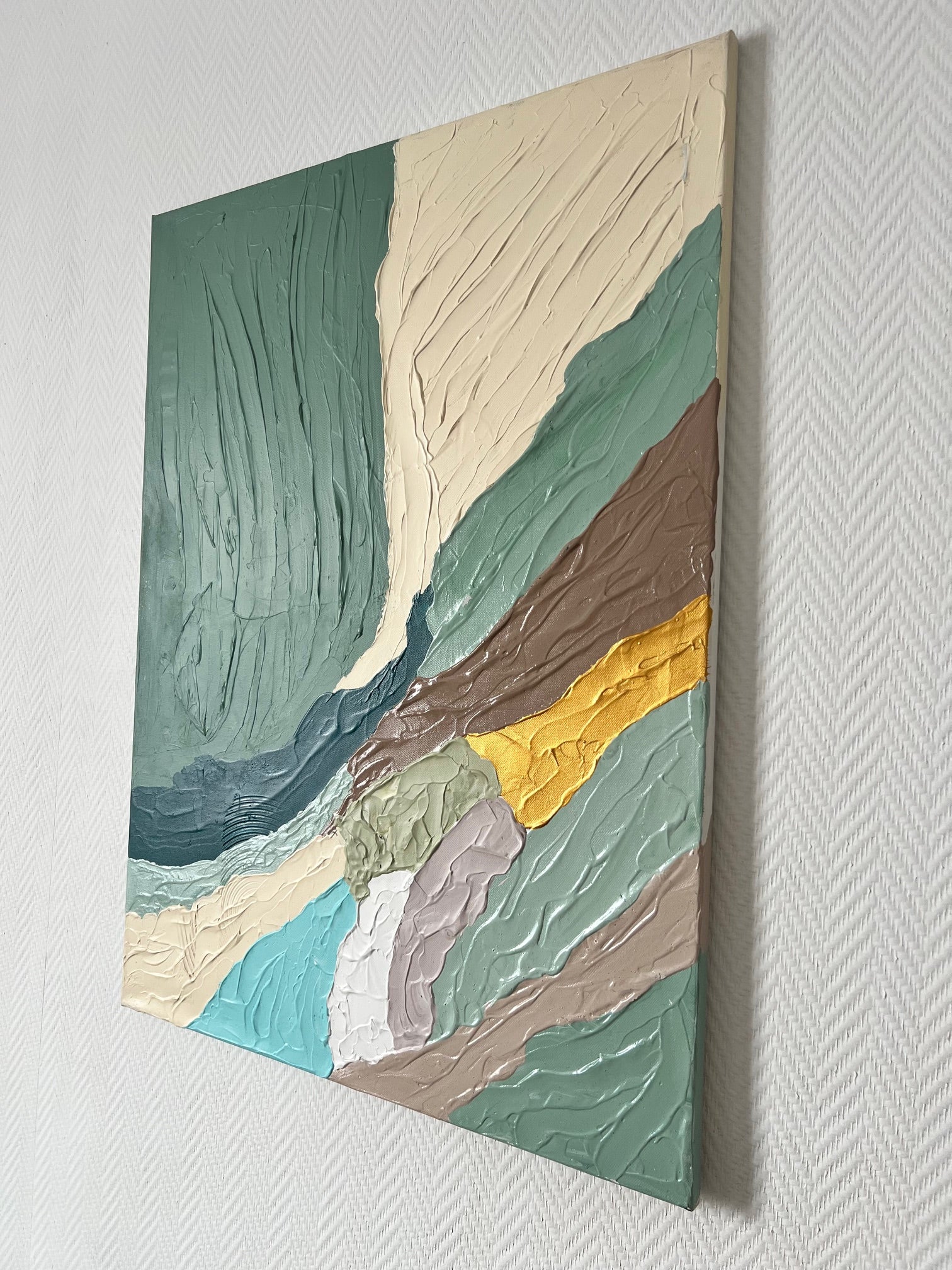 Tableau design avec relief marqué, mélange de vert sauge, beige, taupe et bleu profond pour une décoration intérieure élégante.