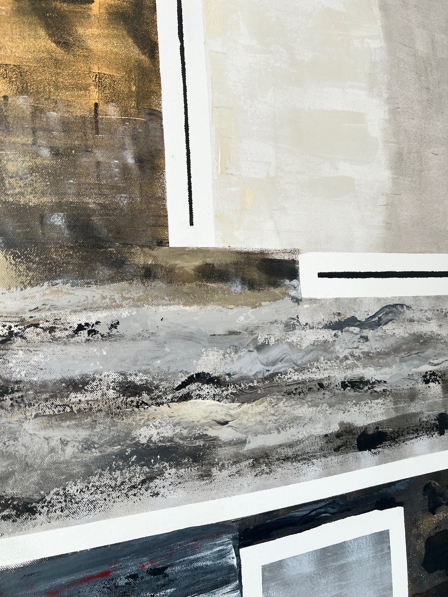 Œuvre abstraite sur toile coton, travaillée avec des zones blanches, noires et cuivrées, adaptée à une décoration intérieure raffinée.