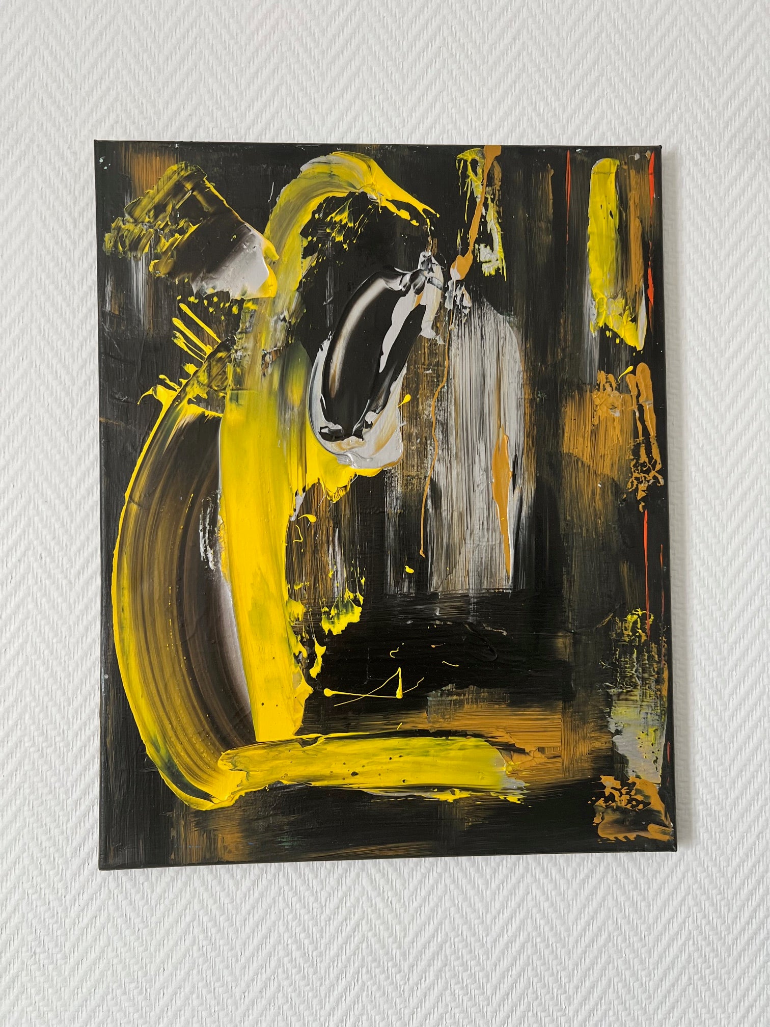 Tableau abstrait jaune, noir, marron et gris peint à la main, idéal pour une décoration murale de salon contemporain.