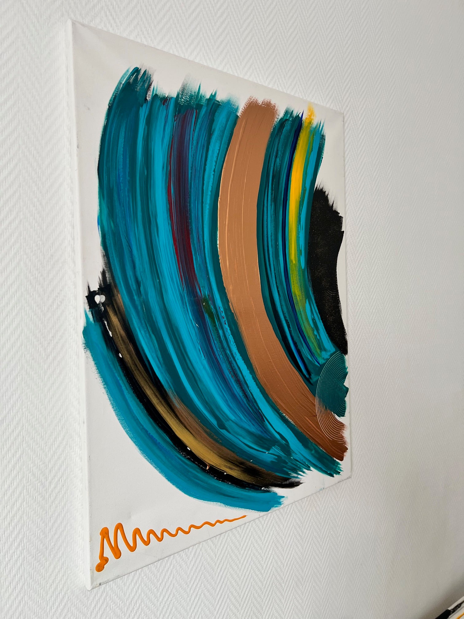 Peinture abstraite aux couleurs bleu turquoise, cuivre, noir et jaune avec grands mouvements graphiques pour un intérieur moderne.