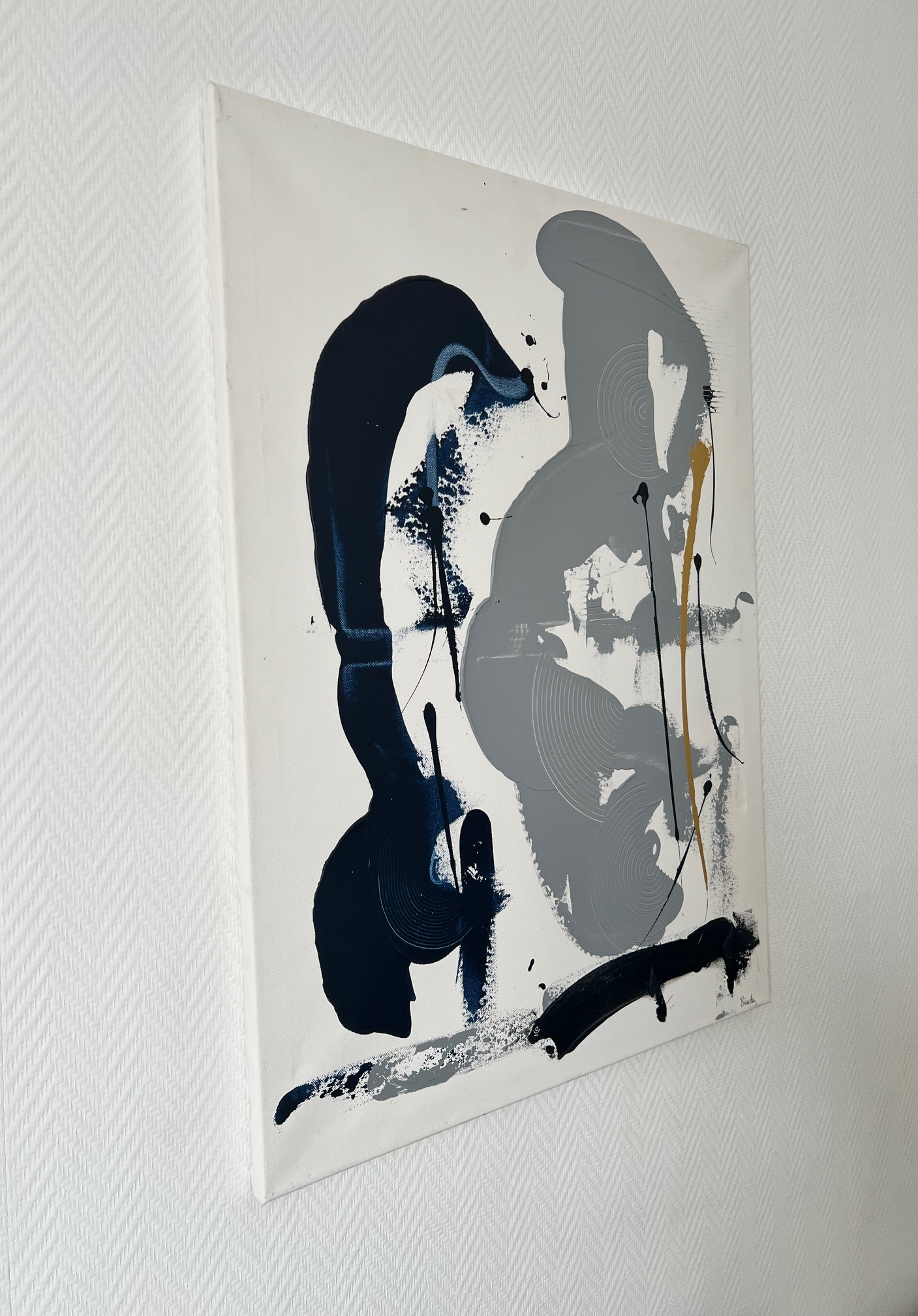 Peinture abstraite bleu, gris et blanc avec composition graphique contemporaine et touche dorée pour un intérieur moderne.