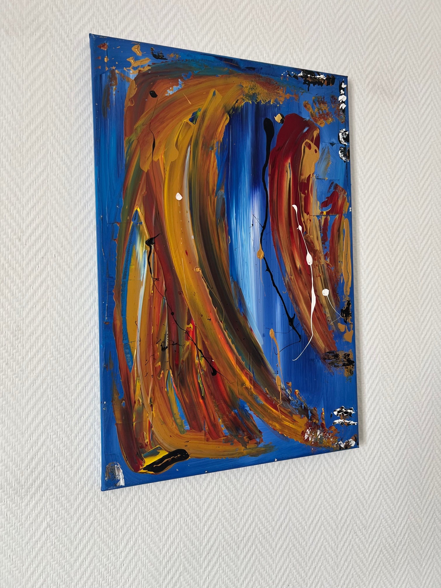 Peinture abstraite bleu, orange, noir et blanc avec larges mouvements graphiques pour un intérieur moderne et élégant.