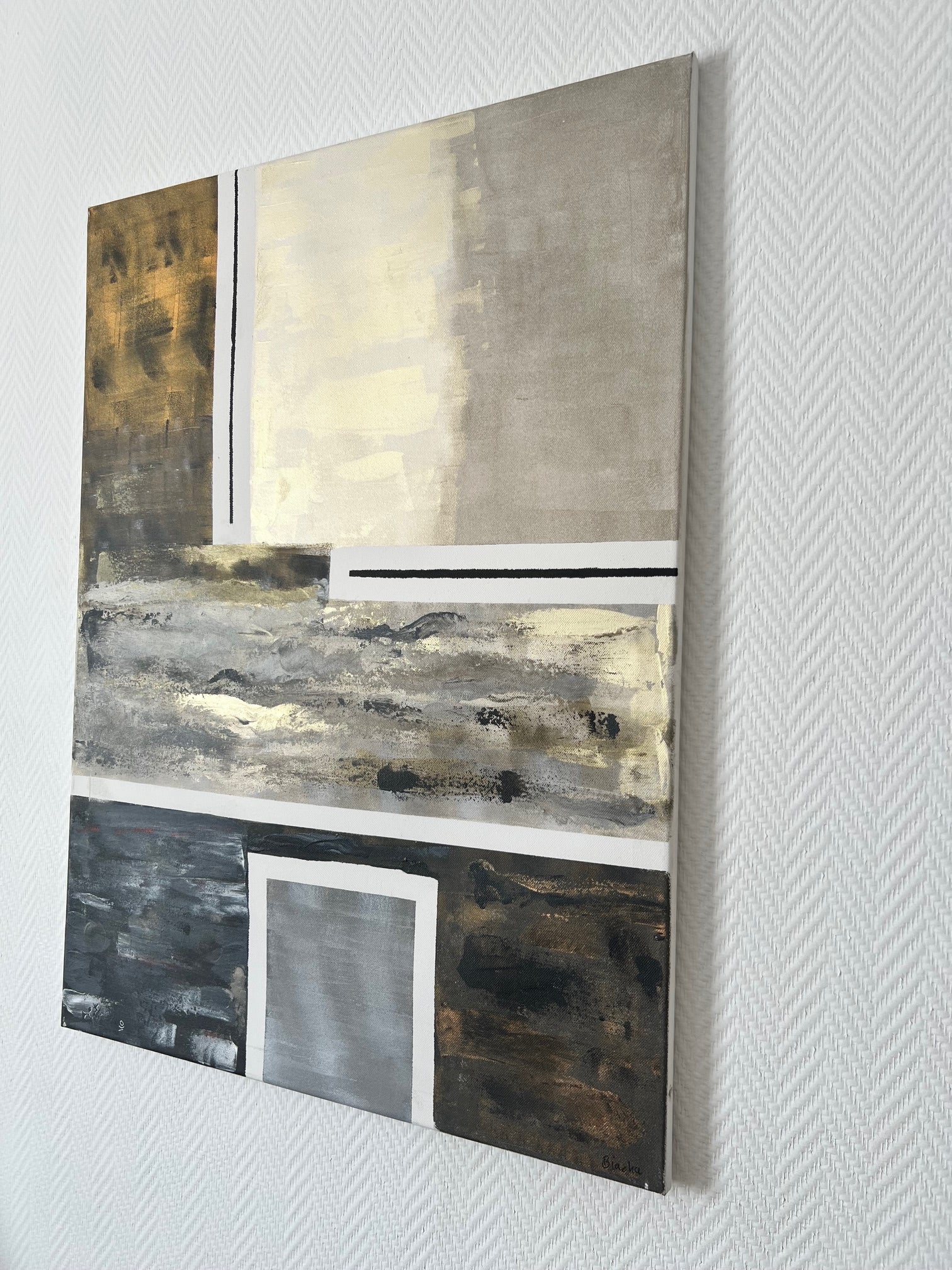Peinture faite main aux contrastes cuivre, noir et blanc, avec touches dorées discrètes pour un intérieur moderne et élégant.